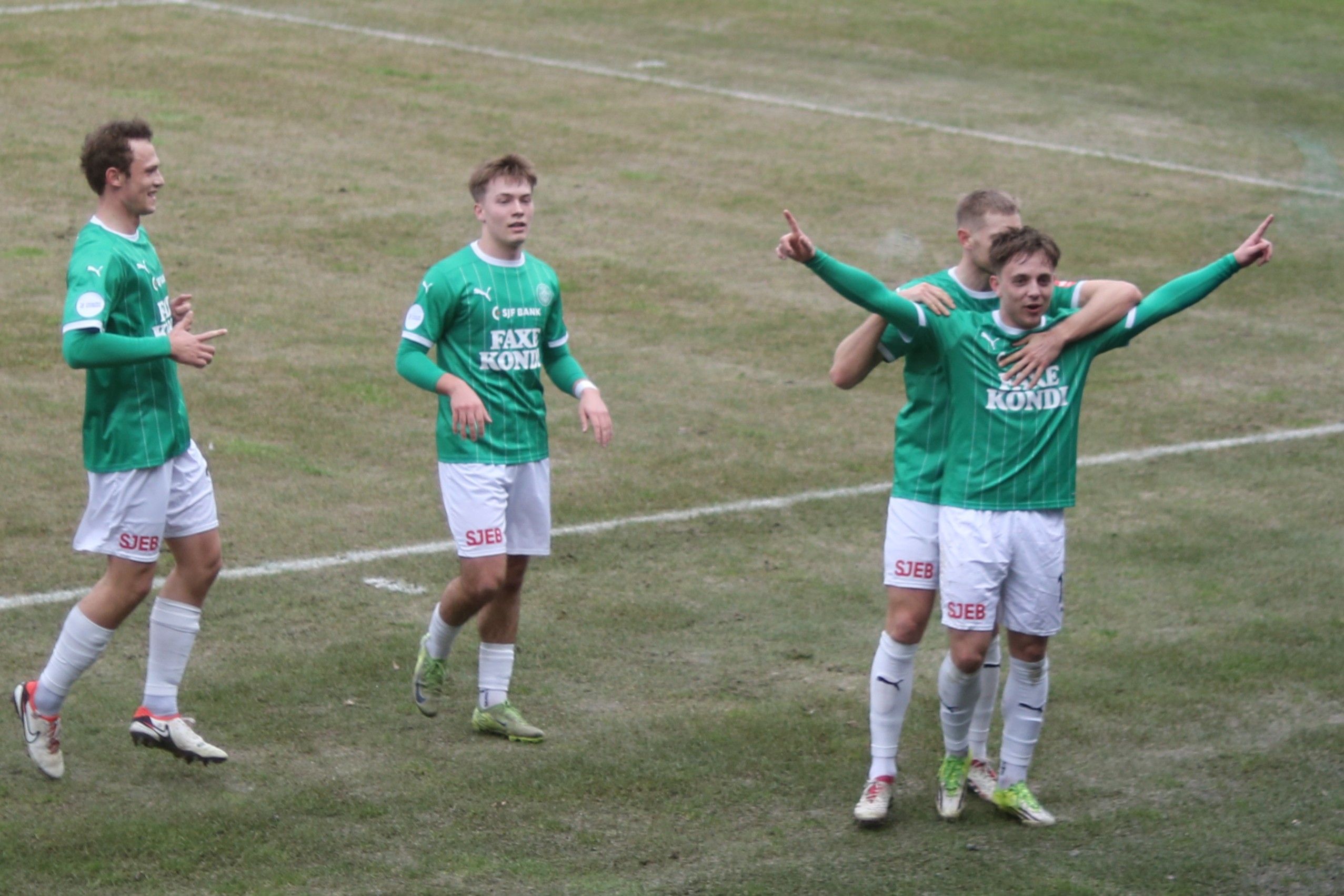 Bertram Kvist har scoret til 1-1 og modtager både tilskuernes og holdkammeraternes hyldest. Foto: John Ringstrøm