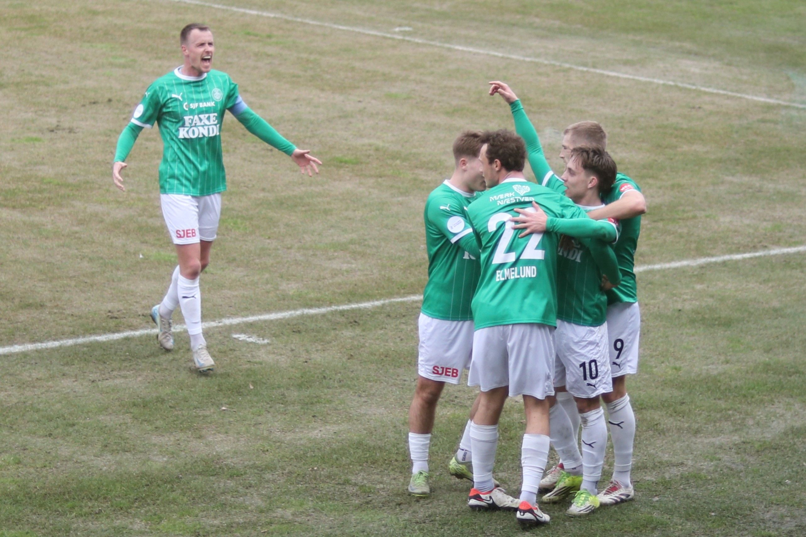 Næstveds spillere jubler efter en scoring og forhåbentlig får de masser af grund til det i slutspillet. Foto: John Ringstrøm