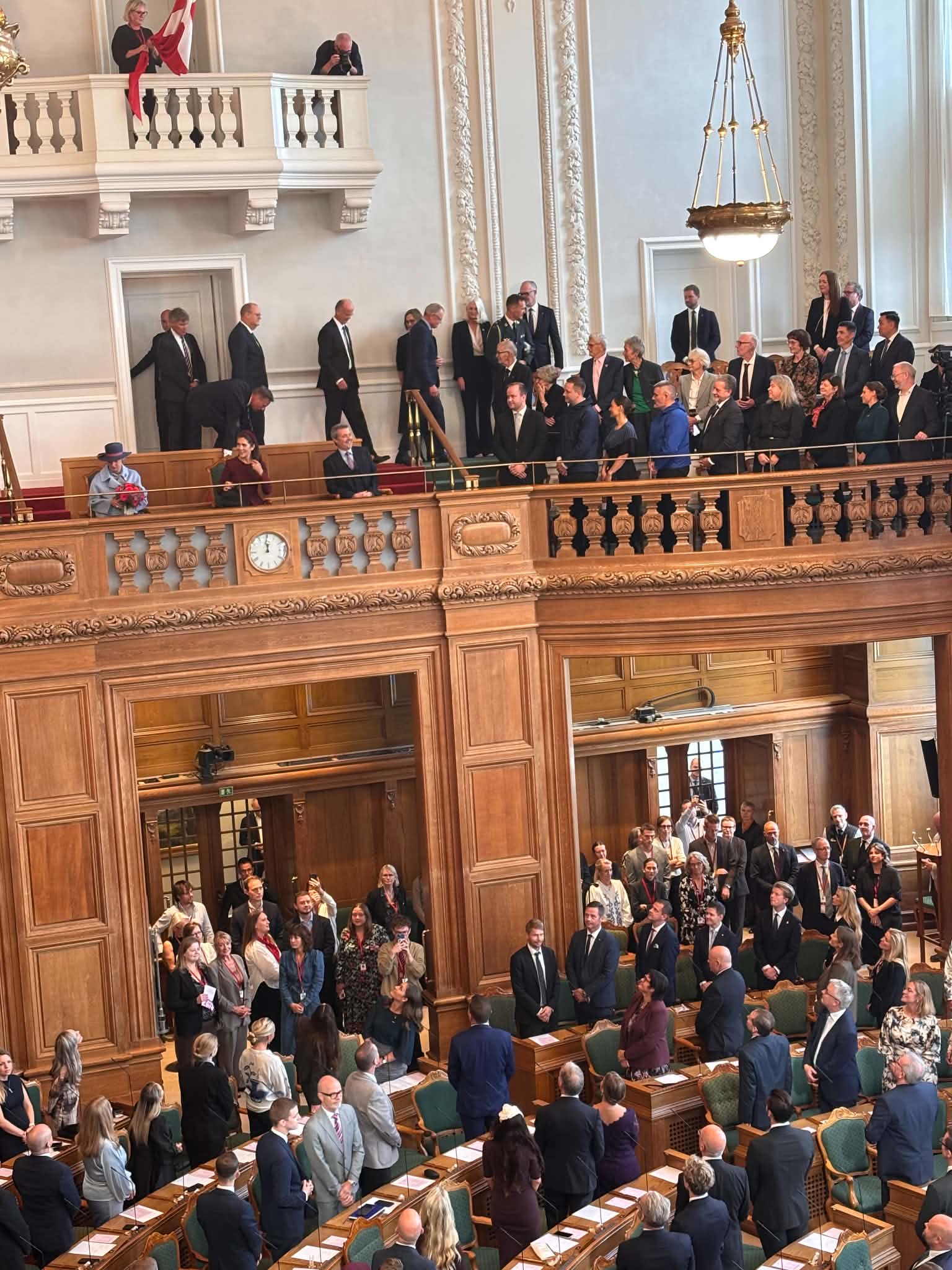 Alle rejste sig, da Kongefamilien kom ind i folketingssalen. Foto: Privat