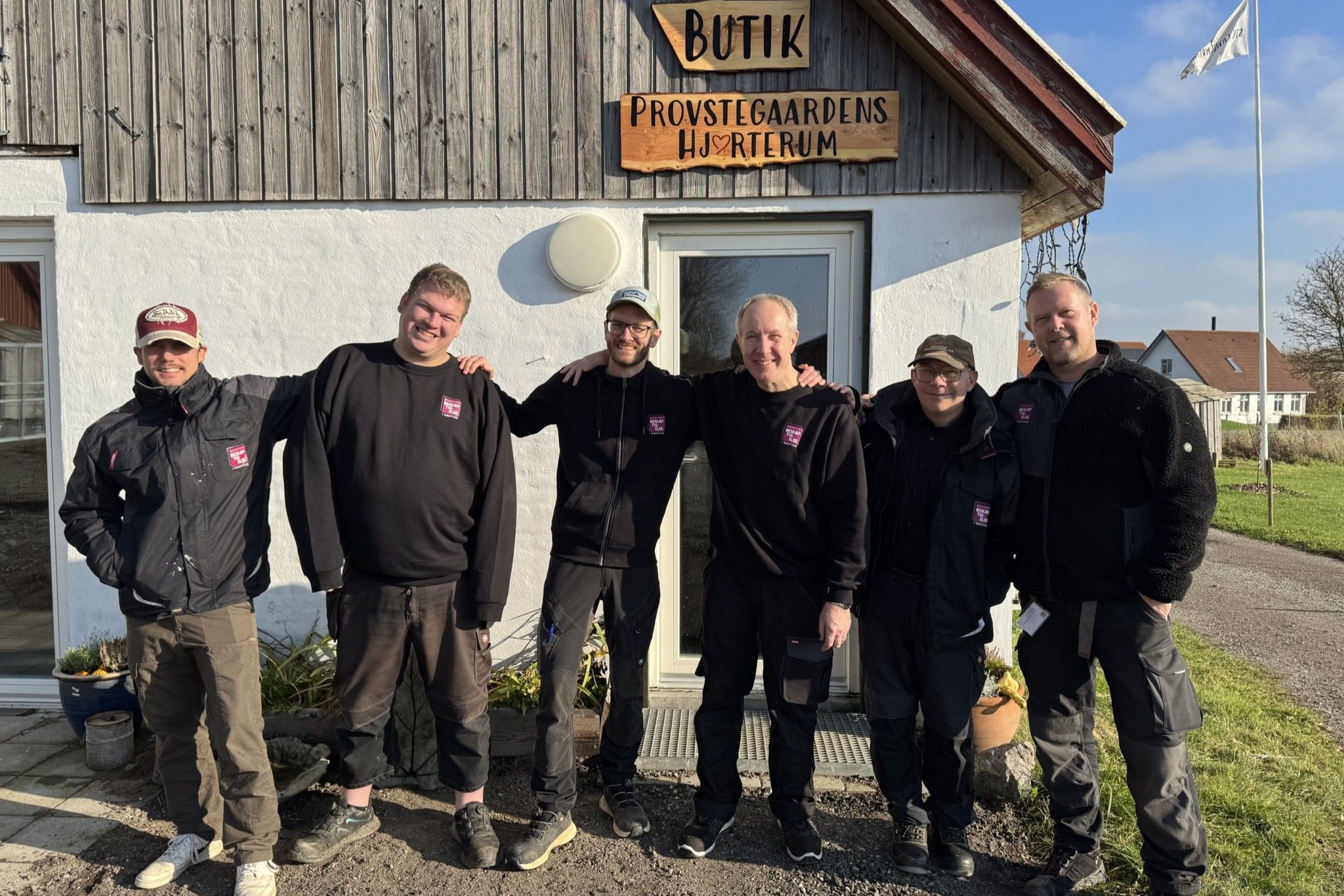 Fra venstre Johan, Jonas, Tue, Dan, Peter og Martin foran facaden på butikken. Foto: Privat