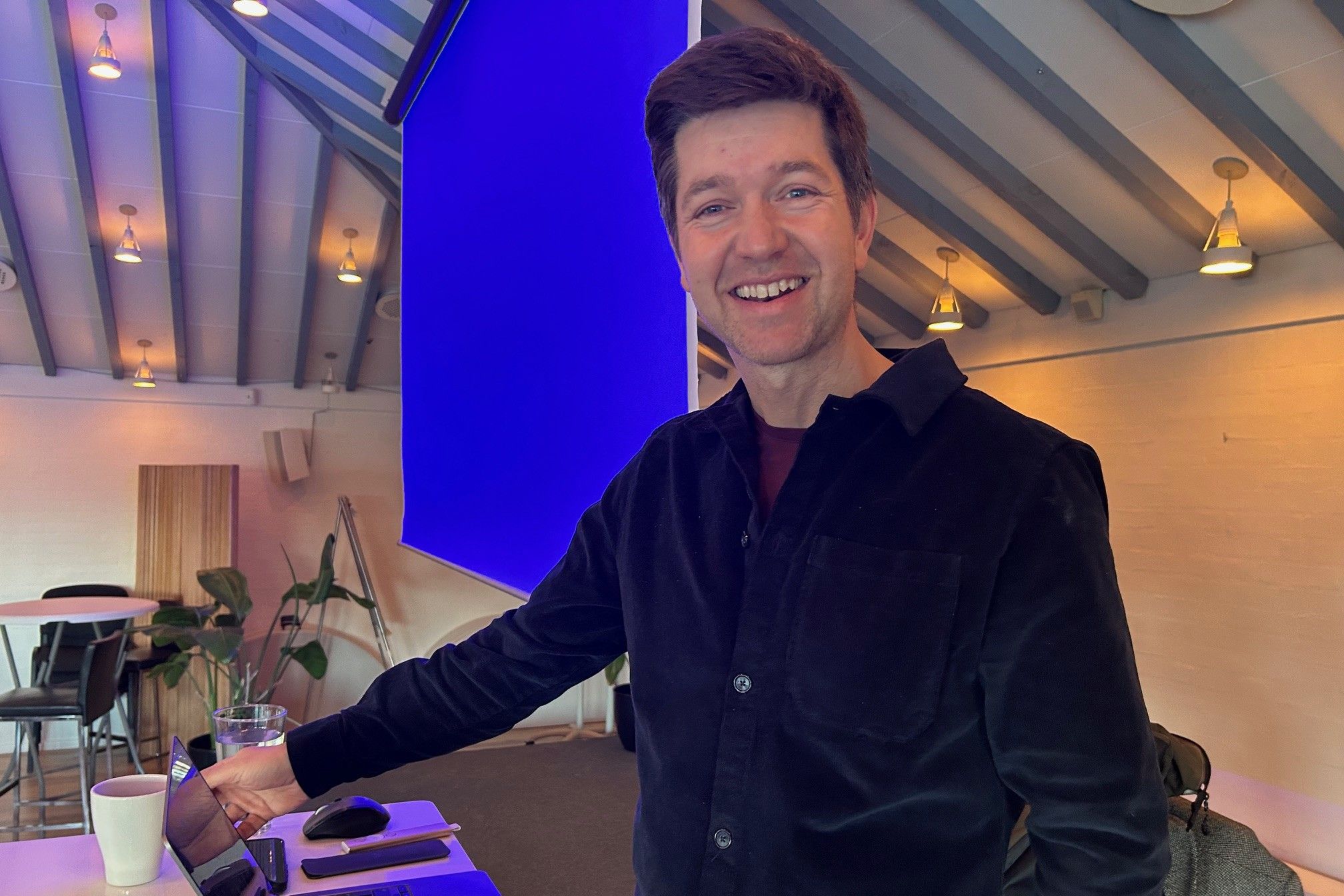 Morten Münster skulle lige have sin "blue-screen" til at virke, inden han i en times tid holdt foredrag om forandringsledelse og adfær. Foto: John Ringstrøm