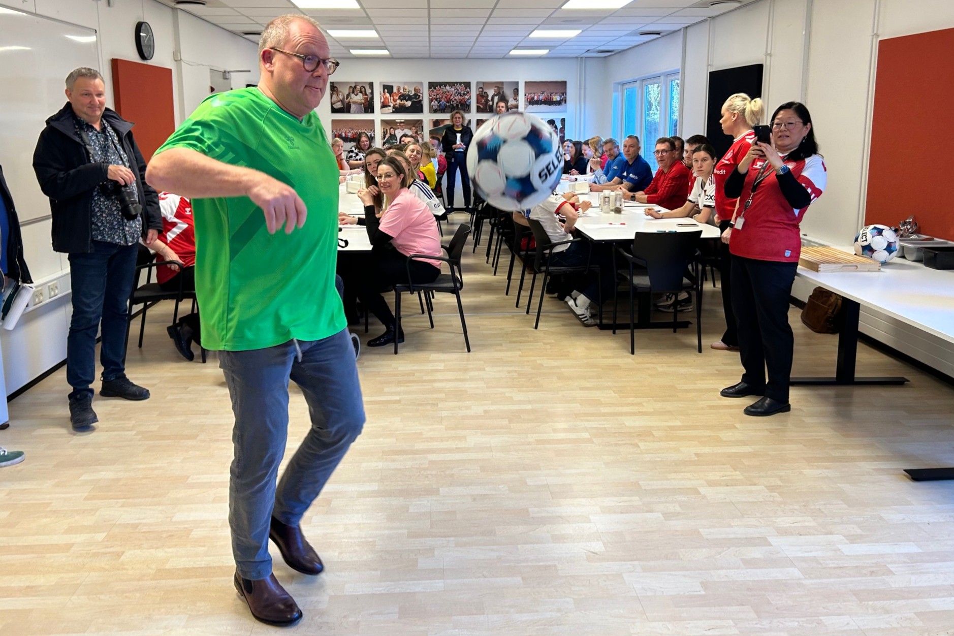 Partner i Beierholm, Jesper Hartmann Olesen, viser sin fodboldtekniske færdigheder frem for medarbejderne. Foto: John Ringstrøm