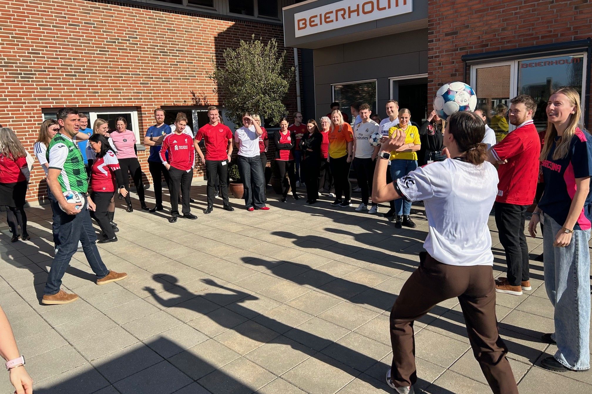 Der bliver jongleret videre i det dejlige vejr, og senere ventede der pølser og sandwich. Foto: John Ringstrøm