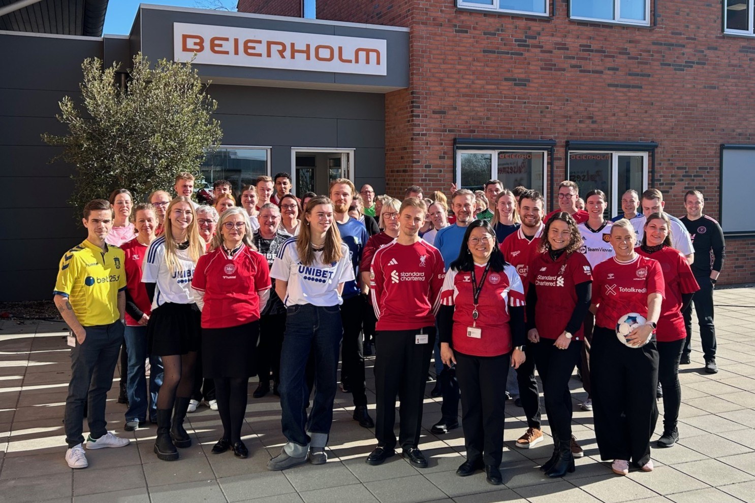 Medarbejderne i Beierholm Næstved er samlet til Fodboldtrøjefredag. En dag, hvor firmaet på landsplan sendte 229.310 kroner videre til Børnecancerfonden. Foto: John Ringstrøm 