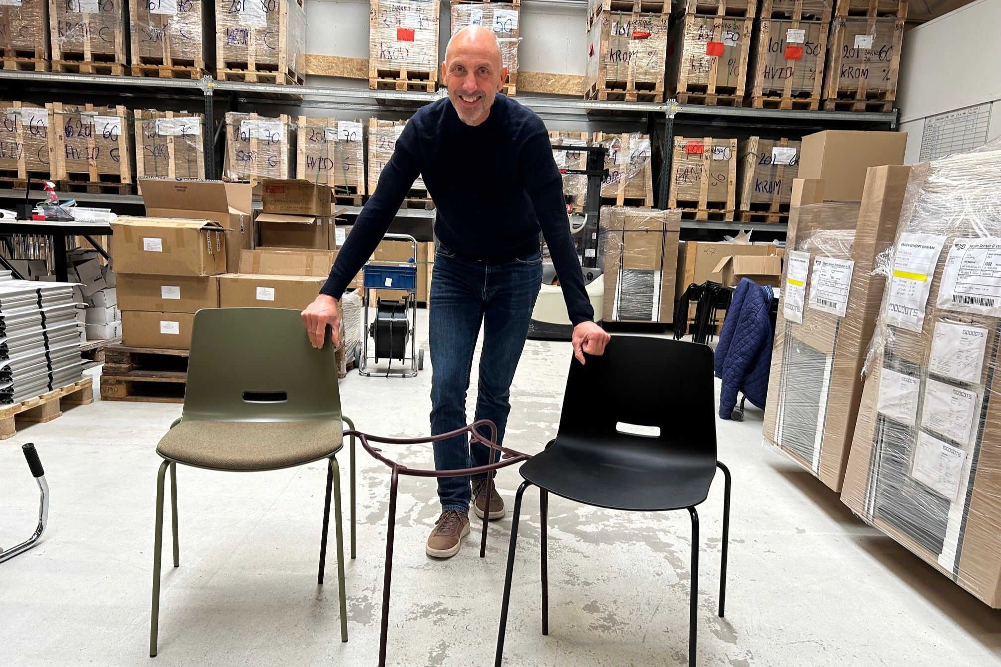 Det begyndte med borde, men nu har Steen Hansen også designet og fremstillet en unik stol. Foto: John Ringstrøm