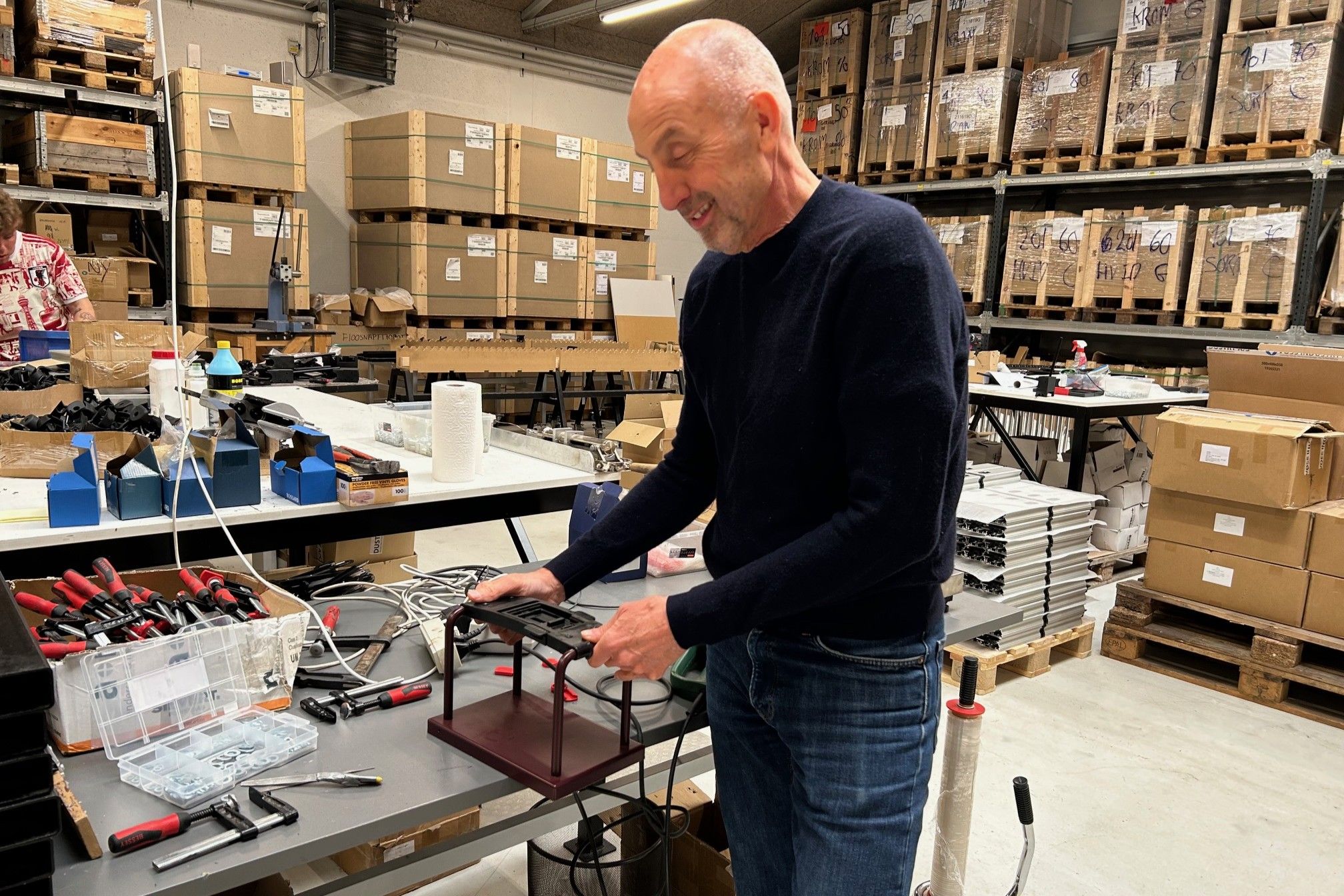 1000dots.' ejer Steen Hansen har netop fået testet og godkendt beslaget, der skal holde sammen på stolene. Foto: John Ringstrøm