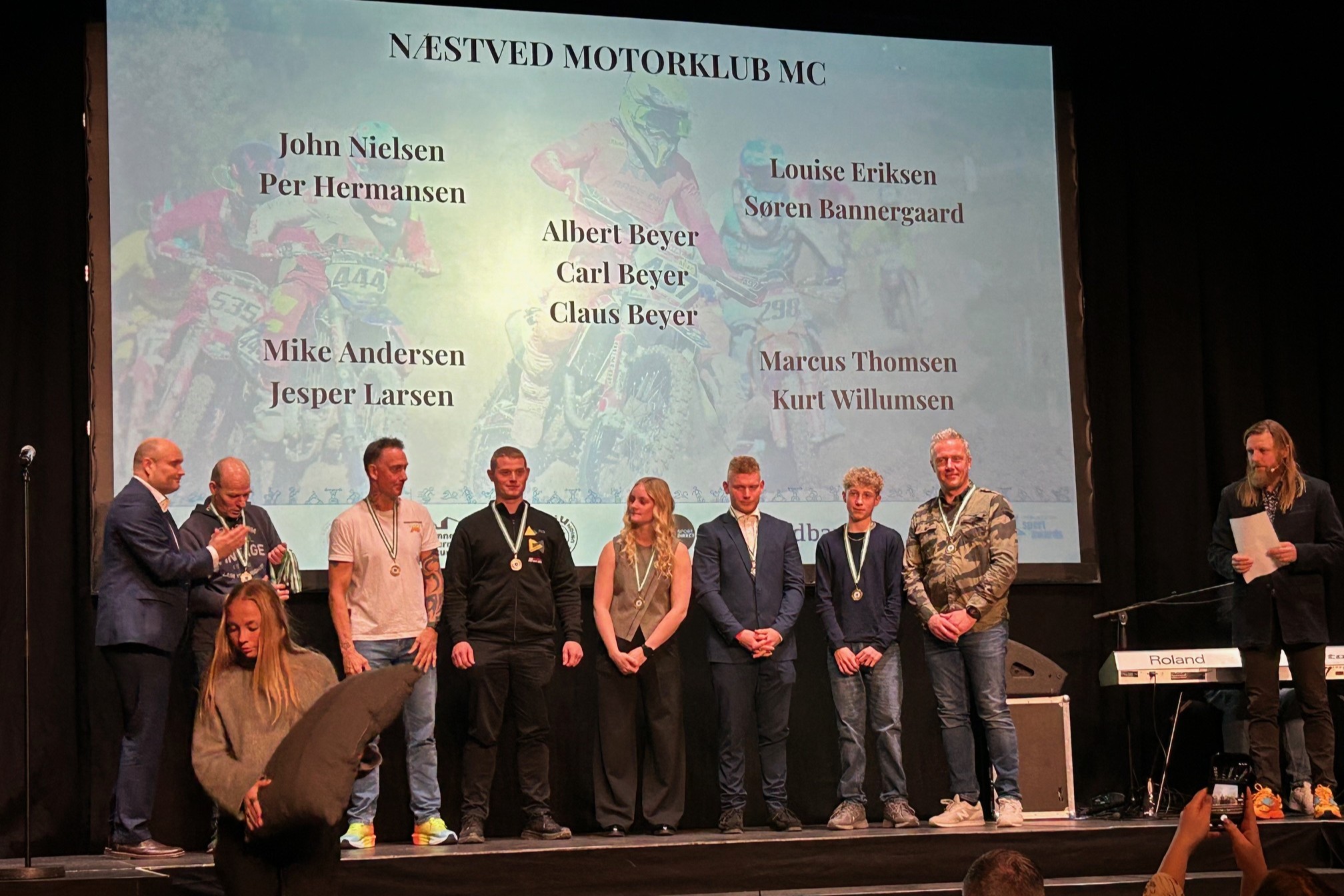 Næstved Motorklub tog godt for sig af legater og medaljer. Til højre i rækken ses formand Claus Beyer, mens toastmaster Morten Dam-Sørensen er yderst. Foto: John Ringstrøm
