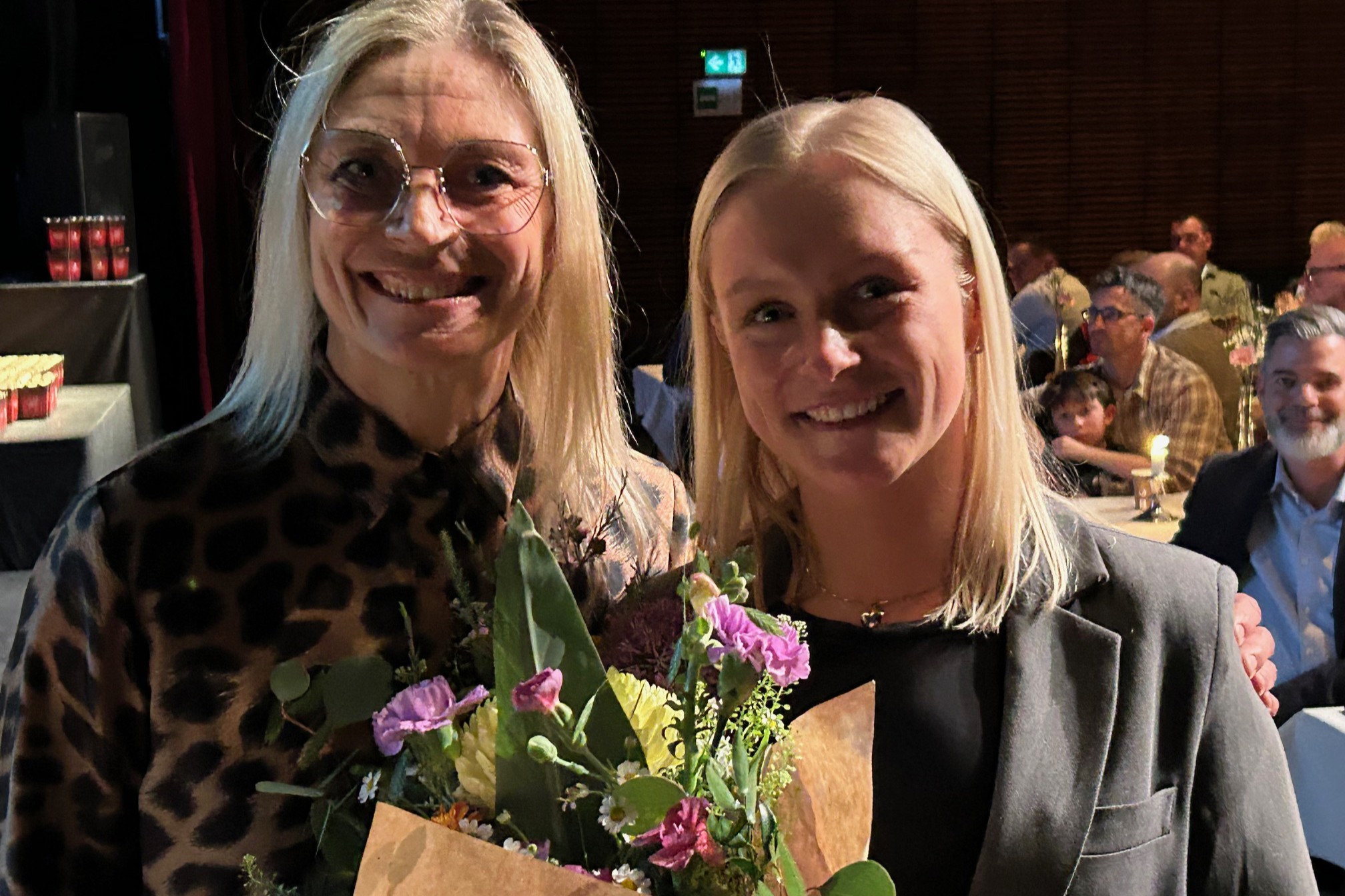 AL Sydbanks Kristina Bruhn (t.v.) overrakte trænerprisen til Ditte Hvidsten Petersen fra Lille Næstved IF. Foto: John Ringstrøm
