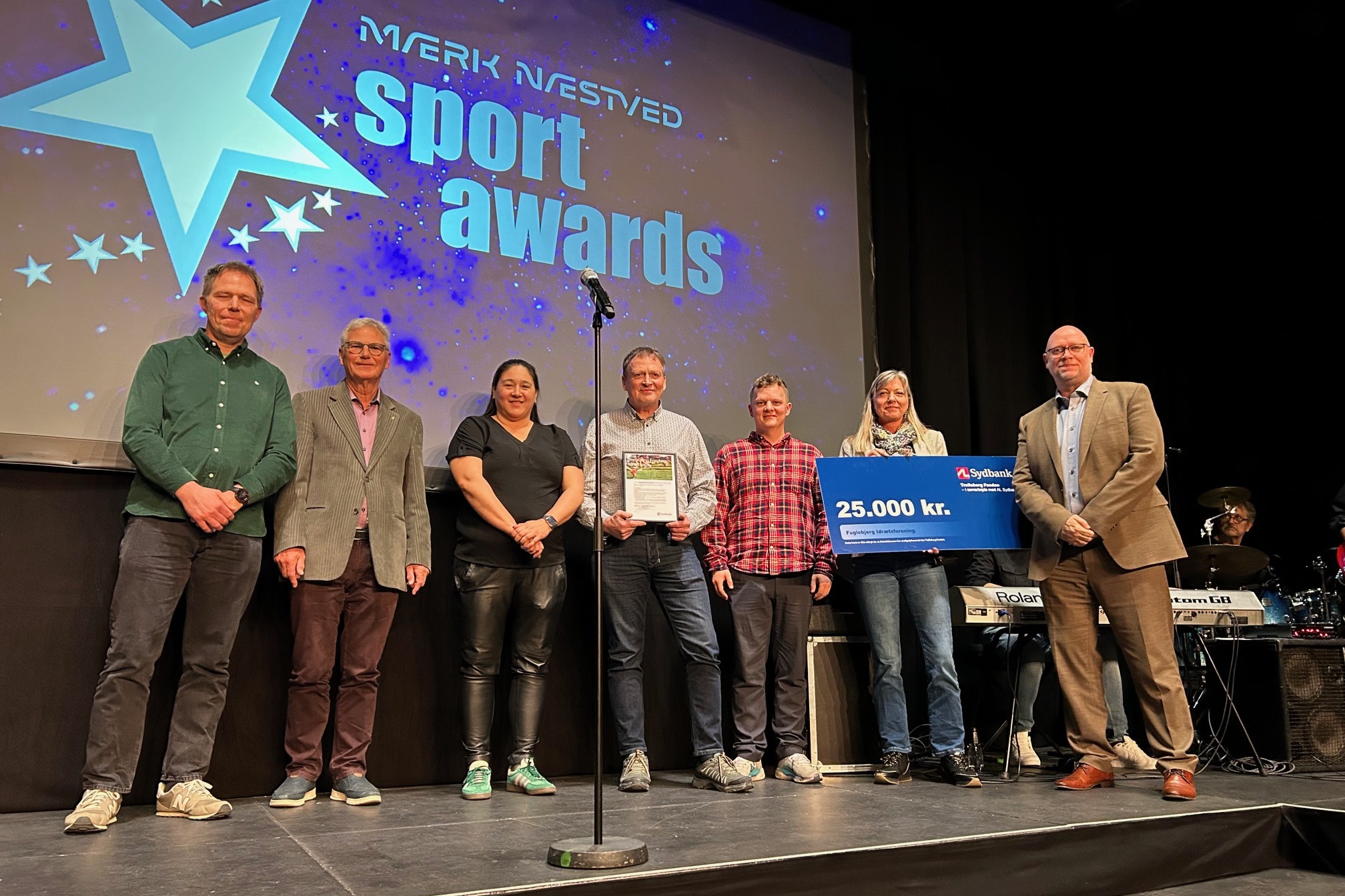 AL Sydbanks Kasper Bæk (th) overrakte Trelleborg Fondens Idrætspris til Fuglebjerg IF, hvor formand Allan Schultz (t.v.) modtog de 25.000 kr. Foto: John Ringstrøm