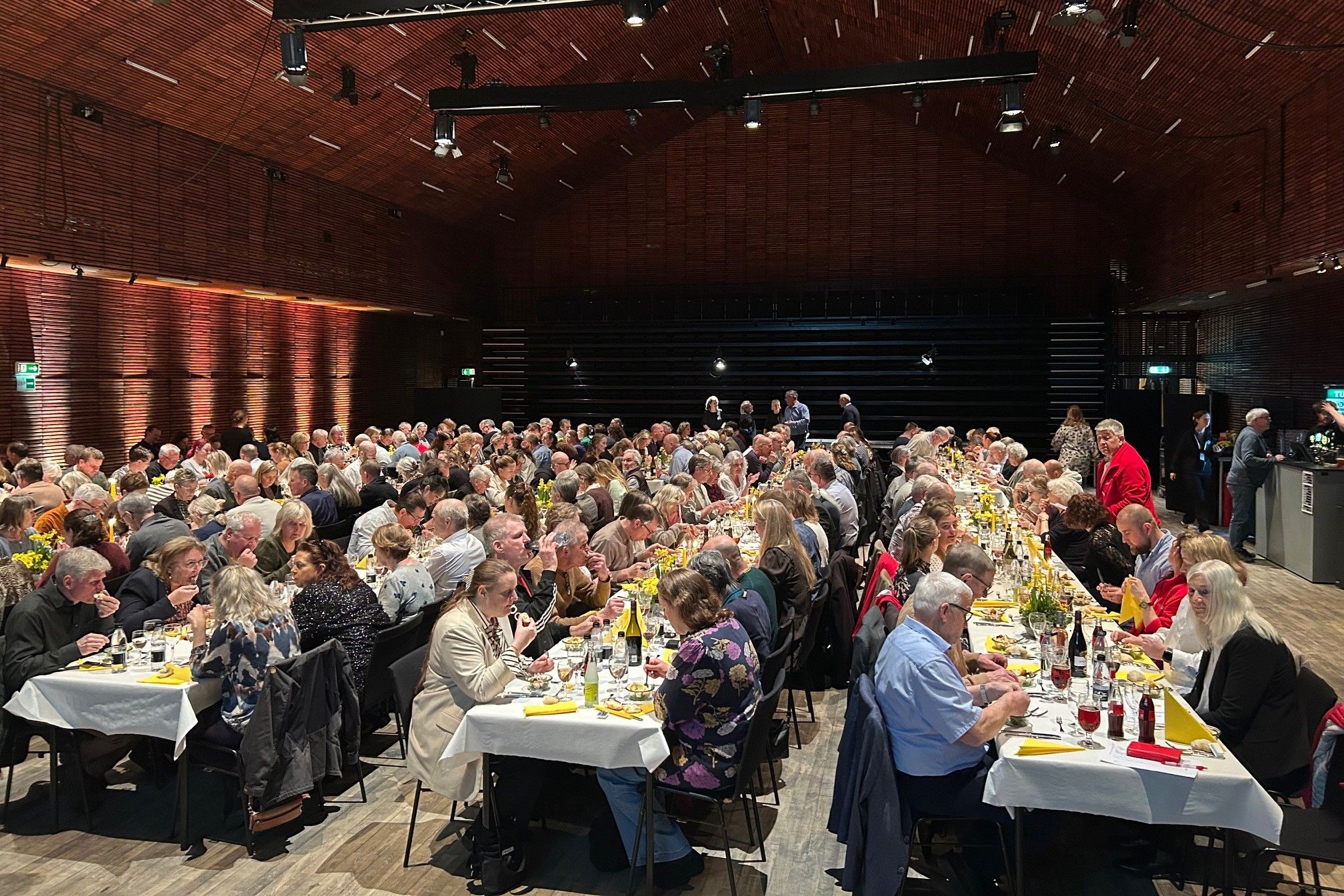 Onkring 250 bloddonorer var samlet i Ny Ridehus, som aftenen før havde udsolgt til Johnny Madsen-koncert med sønnen Rasmus. Det er et kulturhus i konstant forandring. Foto: John Ringstrøm