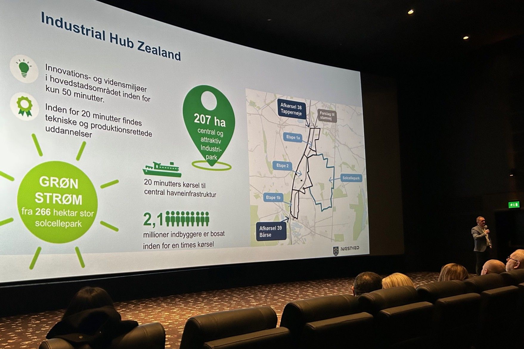 Willy Feddersen (nederst til højre) fortalte om den nye industripark mellem Tappernøje og Bårse. Foto: John Ringstrøm