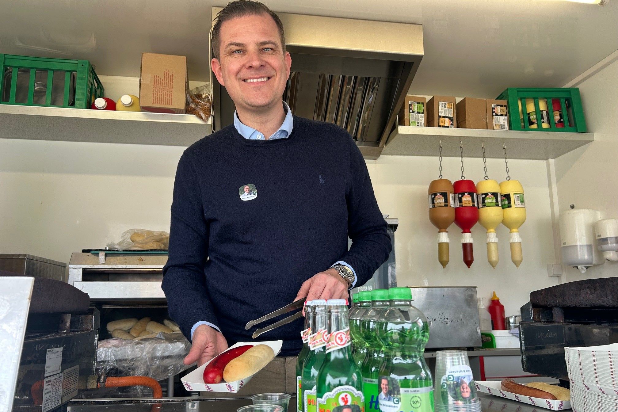 Rune Kristensen befandt sig godt i pølsevognen ved Brugsen i Fensmark. Foto: John Ringstrøm