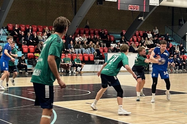 Nicklas Færgegaard (med bolden) og det blåblusede Næstved-hold vandt med 12 mål i sæsonens sidste kamp. Foto: John Ringstrøm