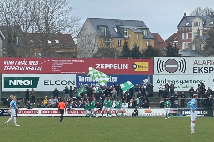 Kæmpe jubel hos Næstveds fans efter scoringen af Marius Olofsen til 3-2. Foto: John Ringstrøm