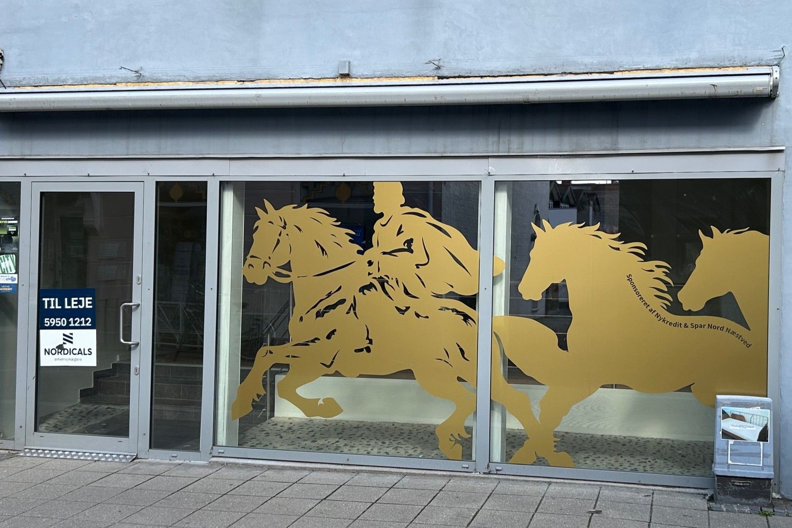Går du en tur ned af Torvestræde, møder du blandt andet denne udsmykning. Foto: John Ringstrøm
