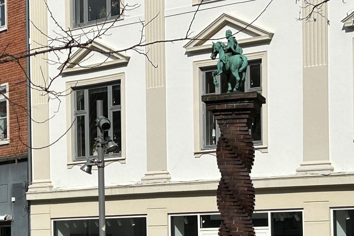 Den ægte rytterstatue af Peder Bodil troner på Hjultorv. Foto: John Ringstrøm