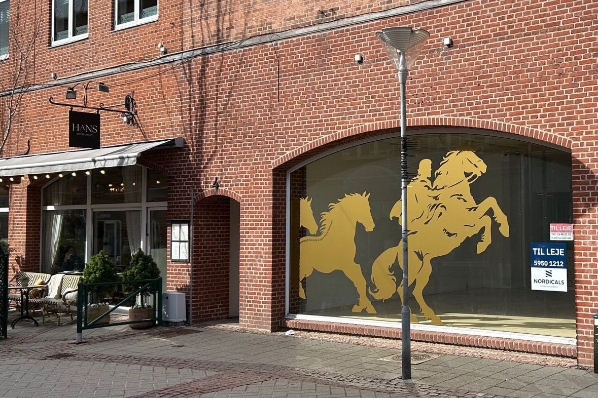 Ved siden af Restaurant Hans stejler Peder Bodils hest foran andre vilde heste. Foto: John Ringstrøm