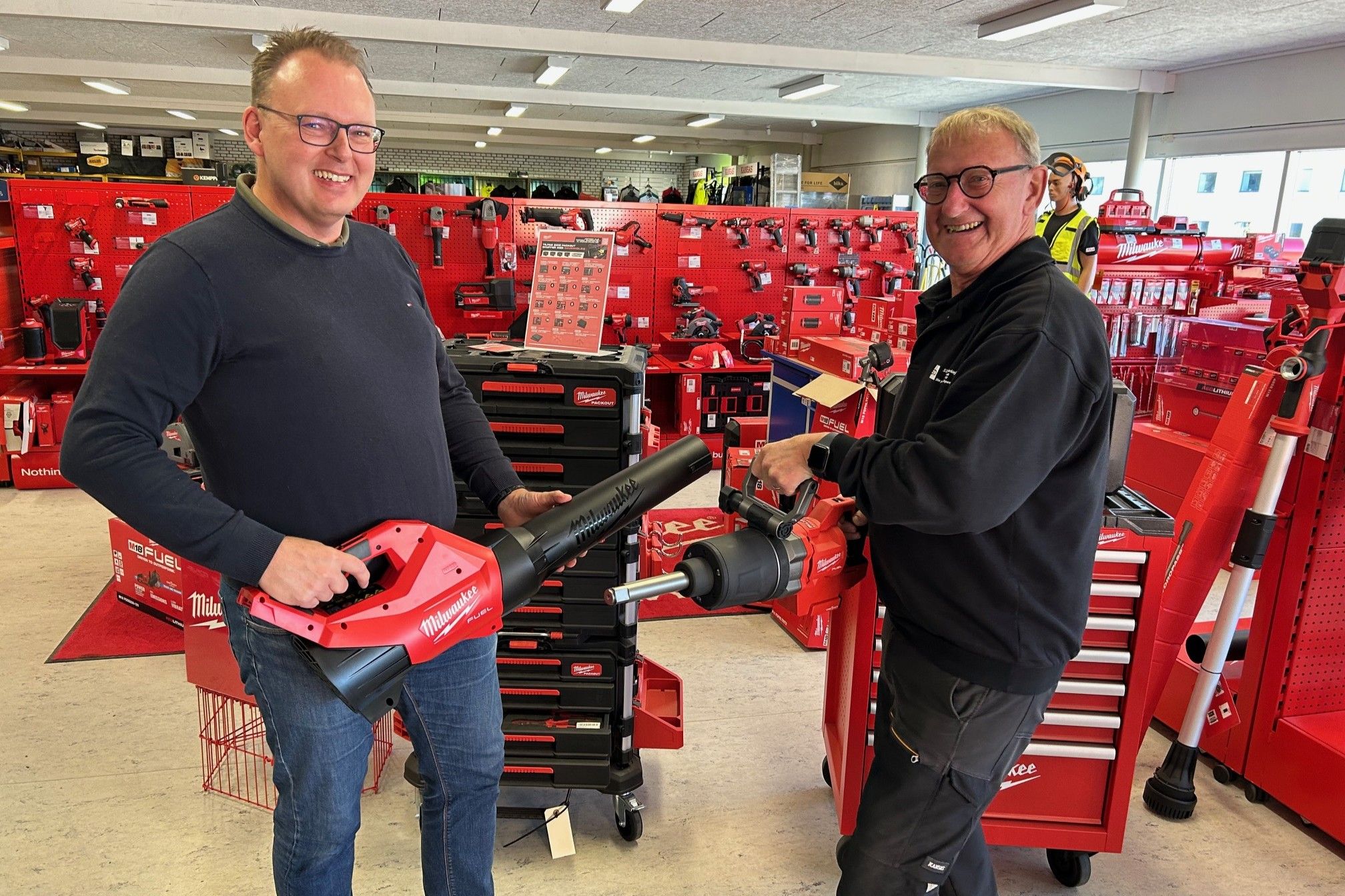 Gassen er overhovedet ikke gået af ballonen i SB Gas & Værktøj - tværtimod. Helge Jeppesen (th) har nemlig fået Anders Mikkelsen ind som direktør og medejer. Foto: John Ringstrøm