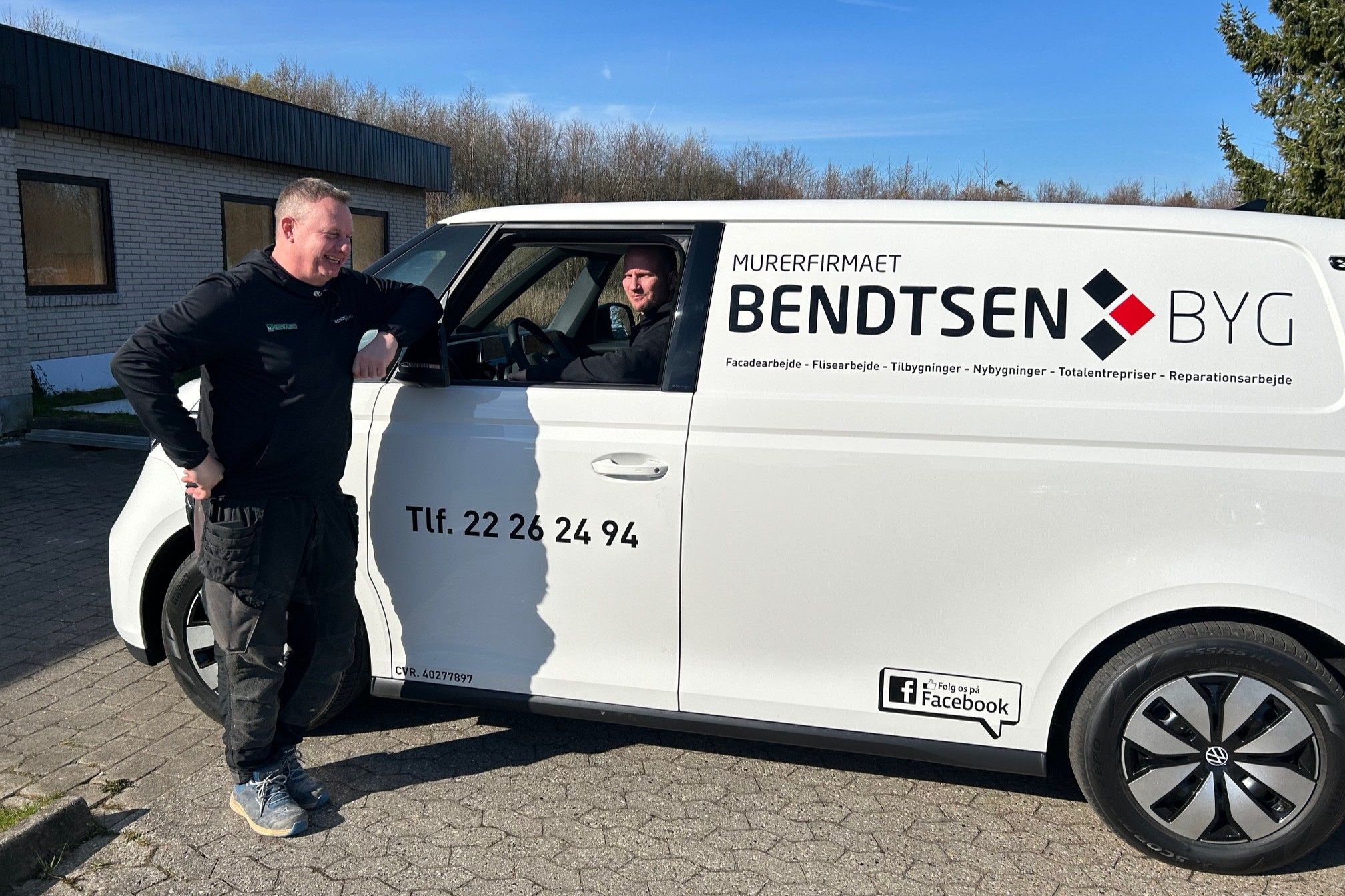 Af de to partnere i Bendtsen Byg er det mest Mikkel Lærke, der er den udadkørende, mens Anders Bendtsen styrer kontoret i Kontorklubben på Grimstrupvej. Foto: John Ringstrøm