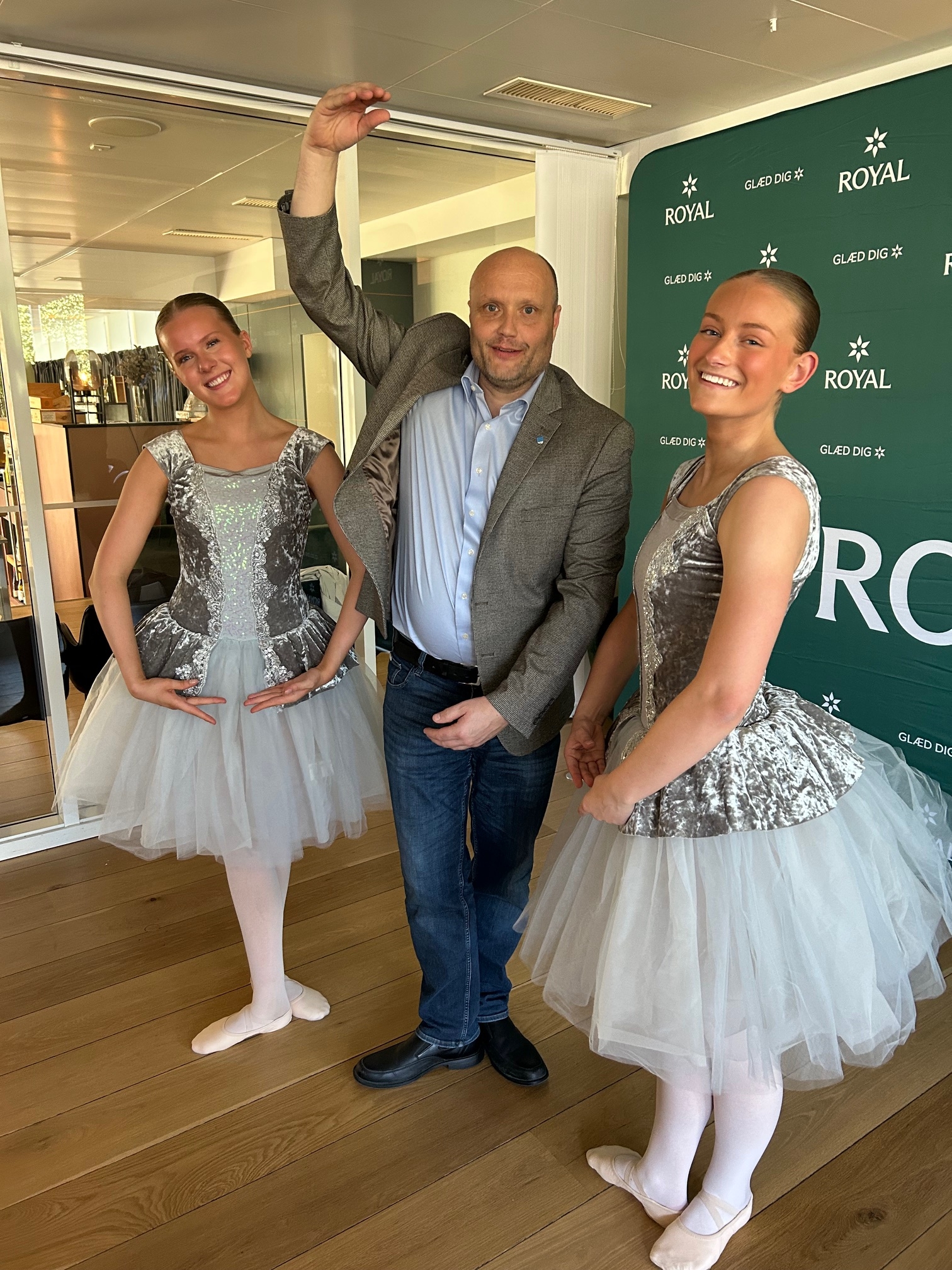 Jo jo... borgmester Kenneth Sørensen lærte et par små tricks af Astrid og Cille. Foto: John Ringstrøm
