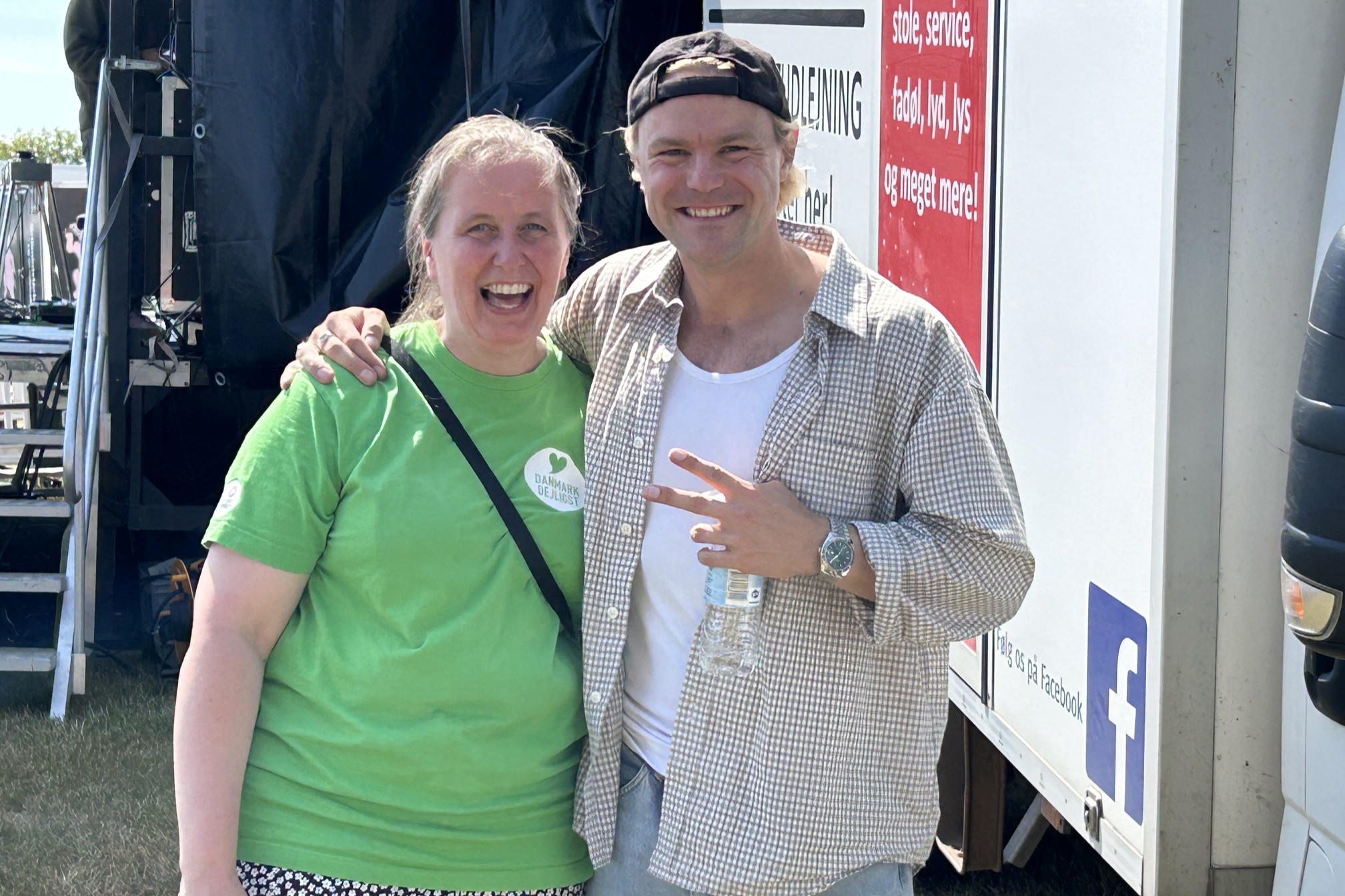 Arrangør Heidi Mørkeberg og Gustav Wolter havde de store smil fremme efter Wolters optræden. Foto: John Ringstrøm