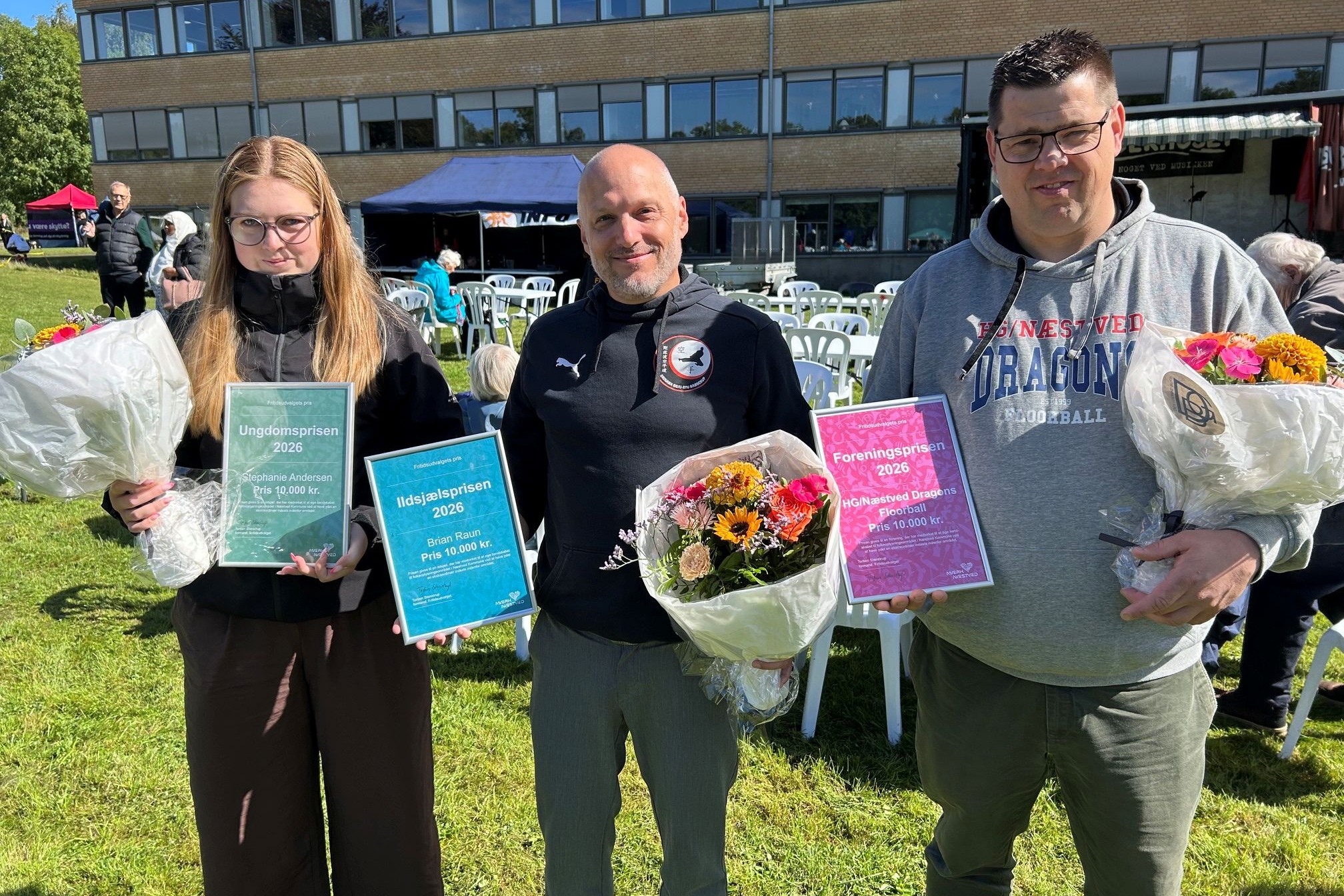 Stephanie Andersen, Brian Raun og Troels Stoel med beviset på deres indsats i deres respektive foreninger. Foto: John Ringstrøm