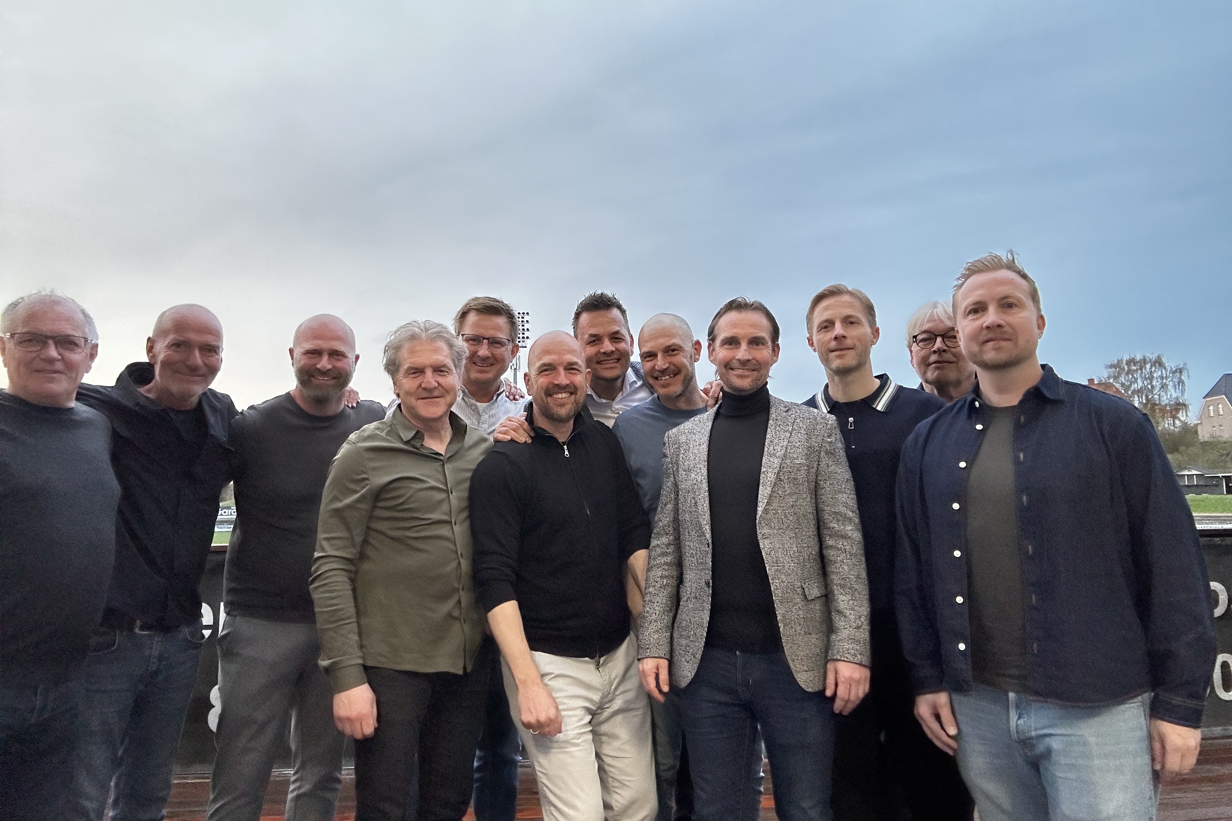 Gensynsglæde i Næstved. Fra venstre holdleder Bjarne Kristiansen, træner Erik Rasmussen, Martin Petersen, Frank Hougaard, Karsten Jensen, Thomas Mikkelsen, Kim Rasmussen, Jakob Markussen, Anders Clausen, Henrik Hansen, Lars Juul Jensen og Dennis Nielsen. Foto: Privat