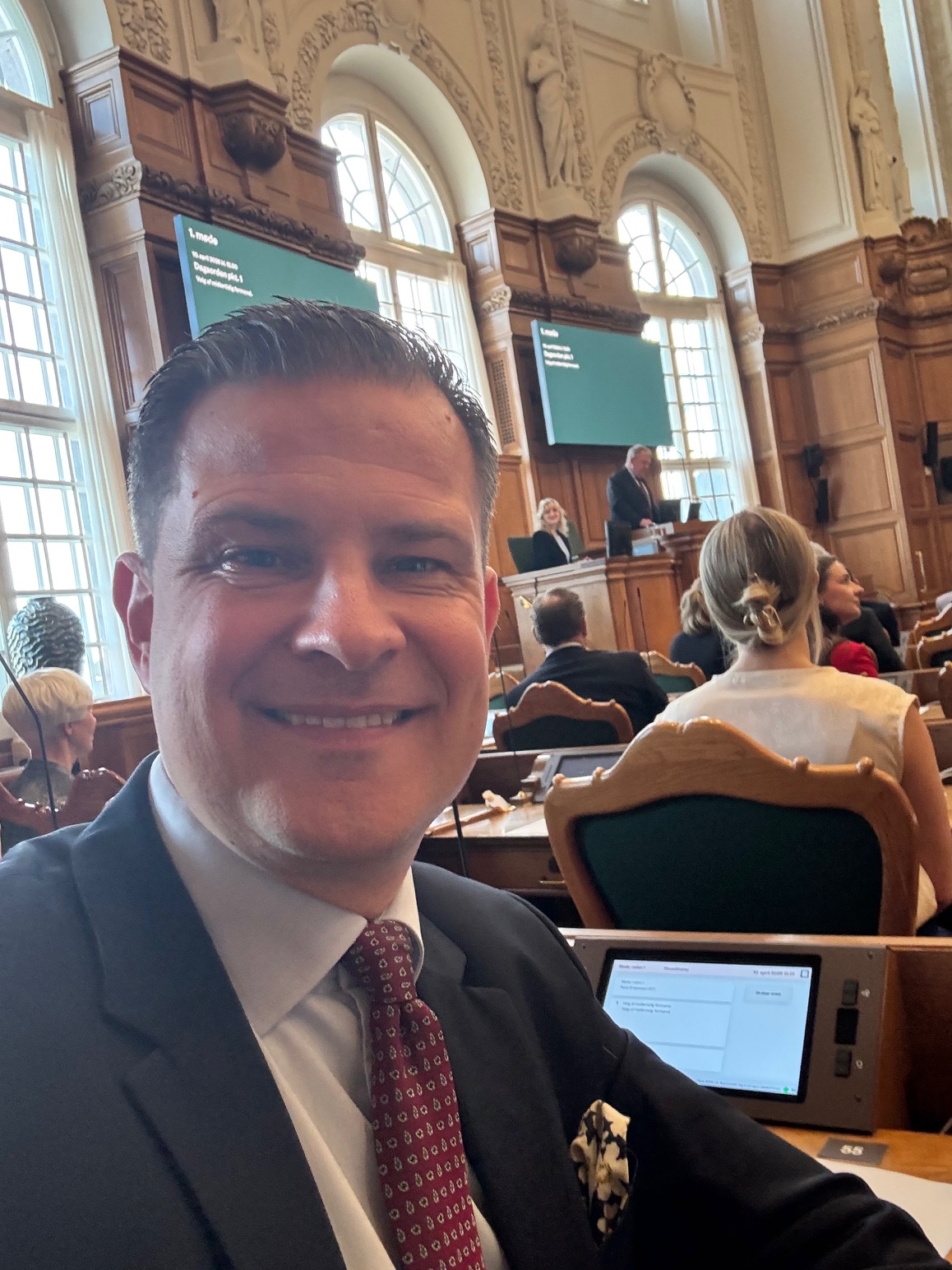 Rune Kristensen fra sin plads bag i salen, hvor "debutanterne" blev placeret fredag 10. april. Foto: Privat