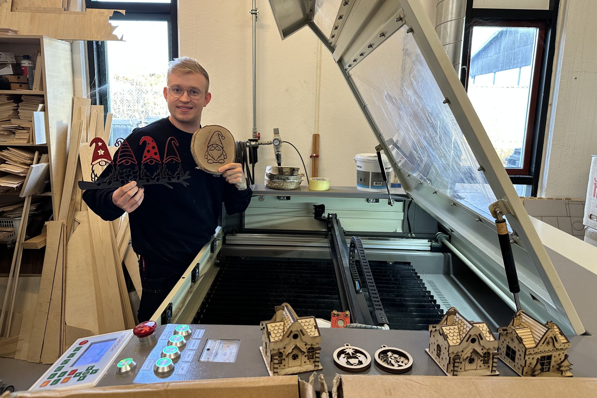 Mikkel laver ugler på Provstegaarden. Foto: Privat