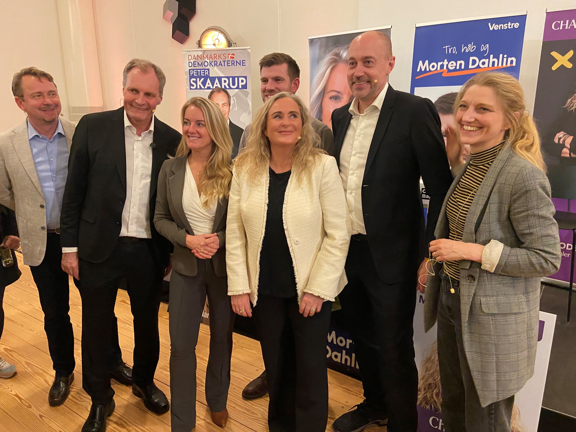 Ordstyrer Martin HH Bender (t.v.) samlet med panelet, som fra venstre er Peter Skaarup (DD), Pernille Vermund (I), Morten Dahlin (V), Charlotte Bagge (M), Magnus Heunicke (A) og Zenia Stampe (B)