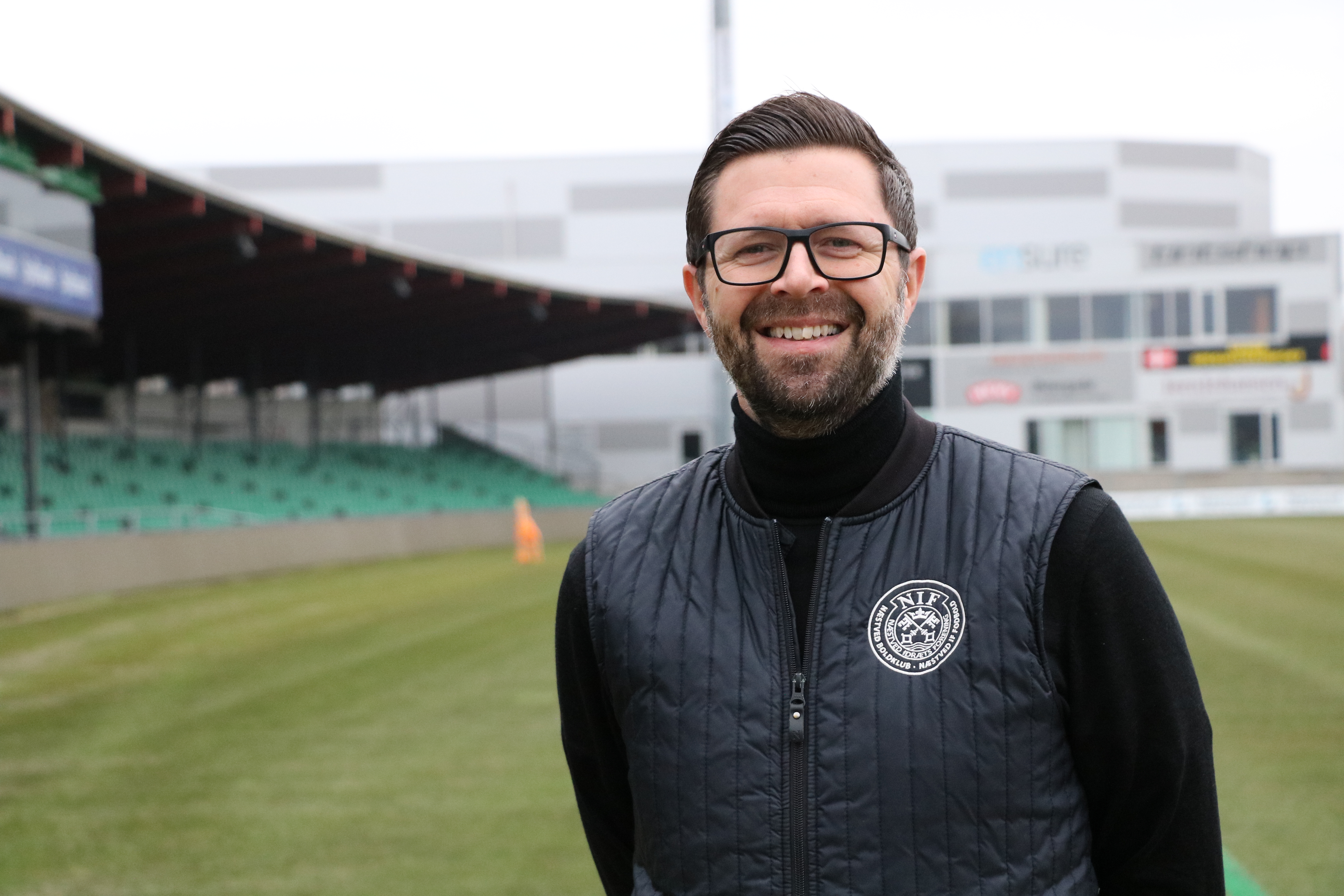 Direktør Peter Nielsen er også en del af ejerkredsen i Næstved Boldklub. Han og klubben er begejstret over den nye hybridbane, men nu må der også gerne snart ske noget med stadion-faciliteterne