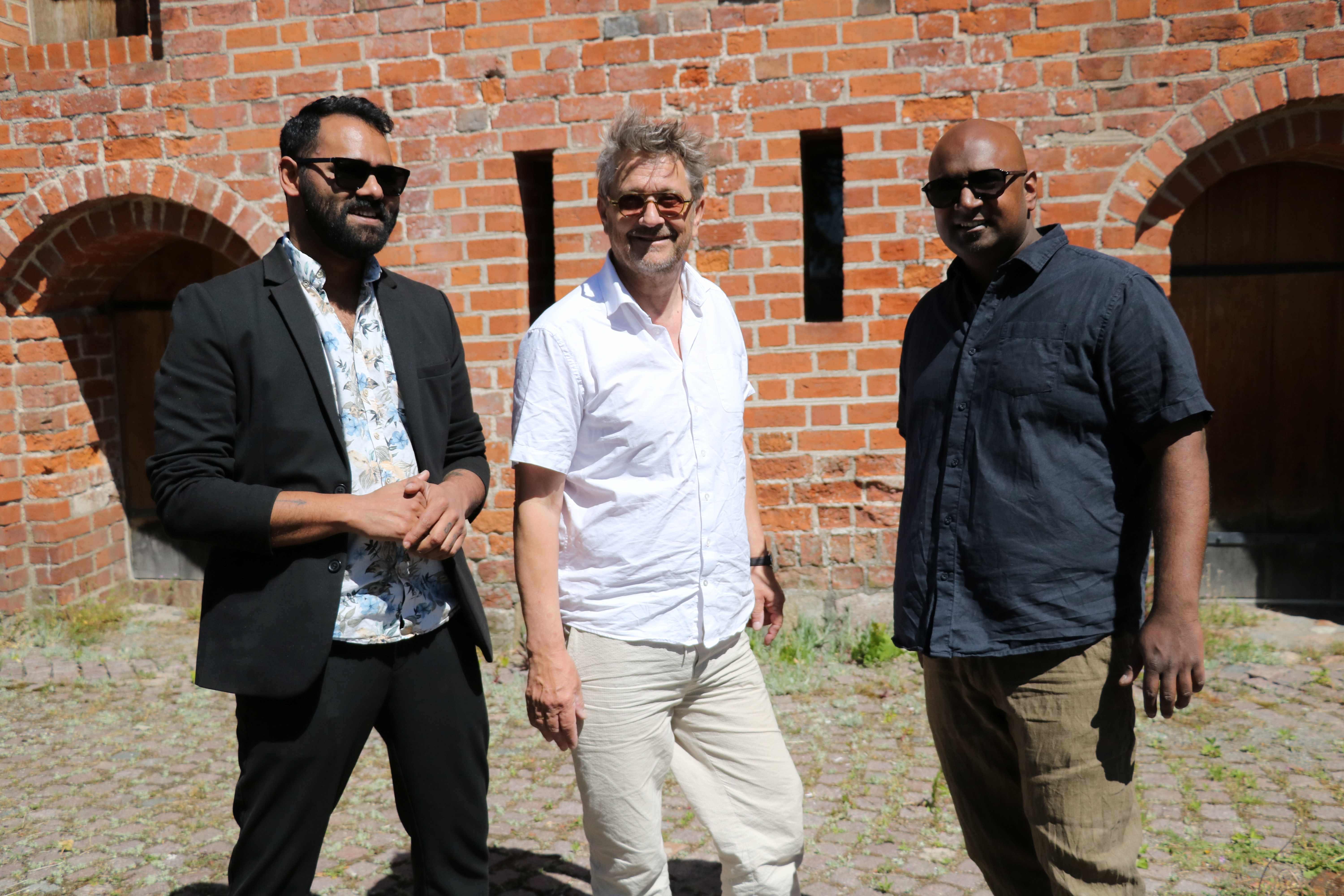 Tre af hovedpersonerne bag Bossa Næstved. Daniel Shailesh (t.v.) har designet plakaten, mens Jens Ulrik Simonsen og Morten Brorsen-Riis (th) er idémændene til festivalen. Foto: John Ringstrøm
