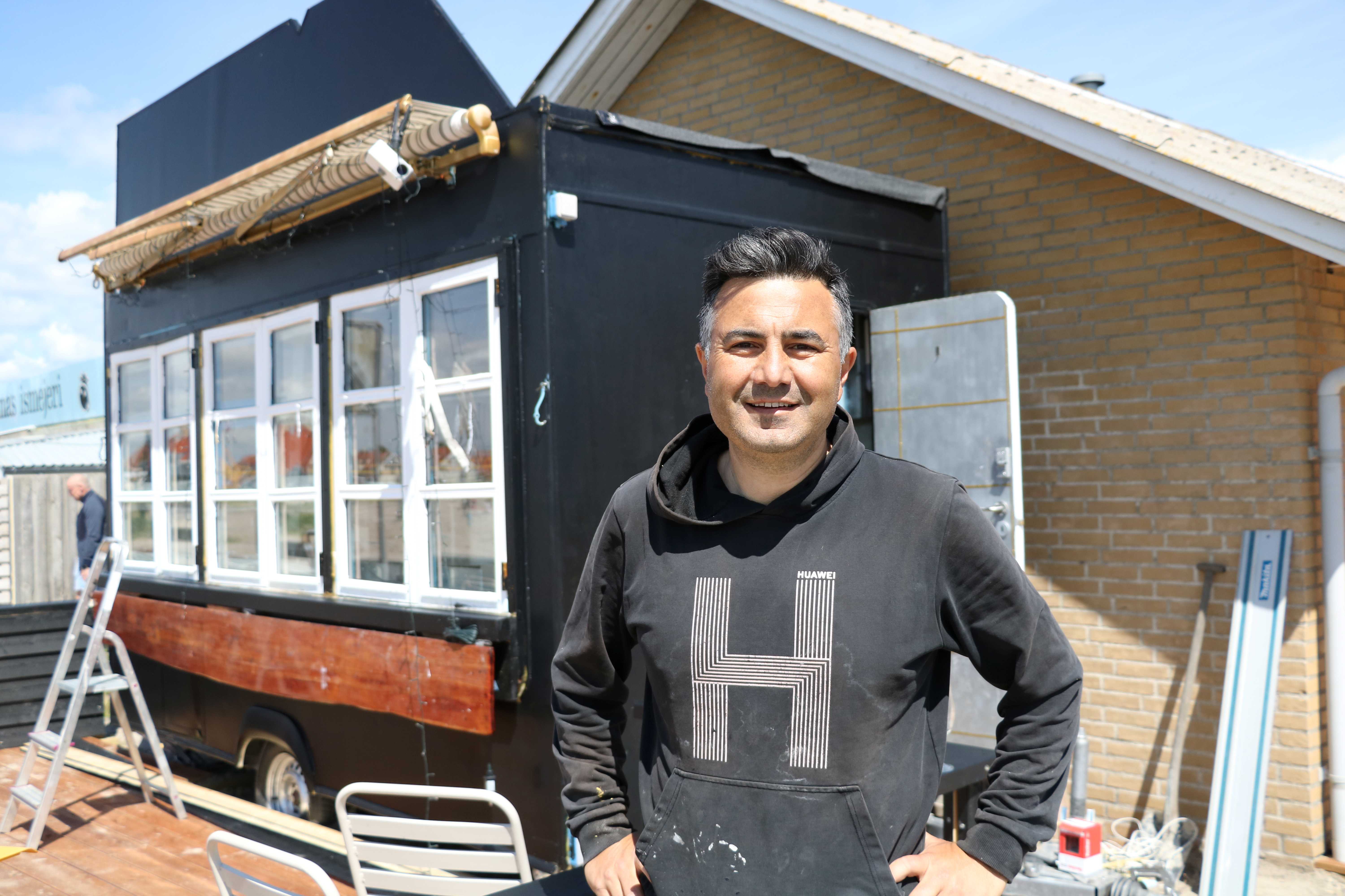 Süleyman Yücel, ejer af Café Kyst, er også klar med Kyst To Go, som indvies fredag 12. juni fra kl. 14 til 16. Foto: John Ringstrøm