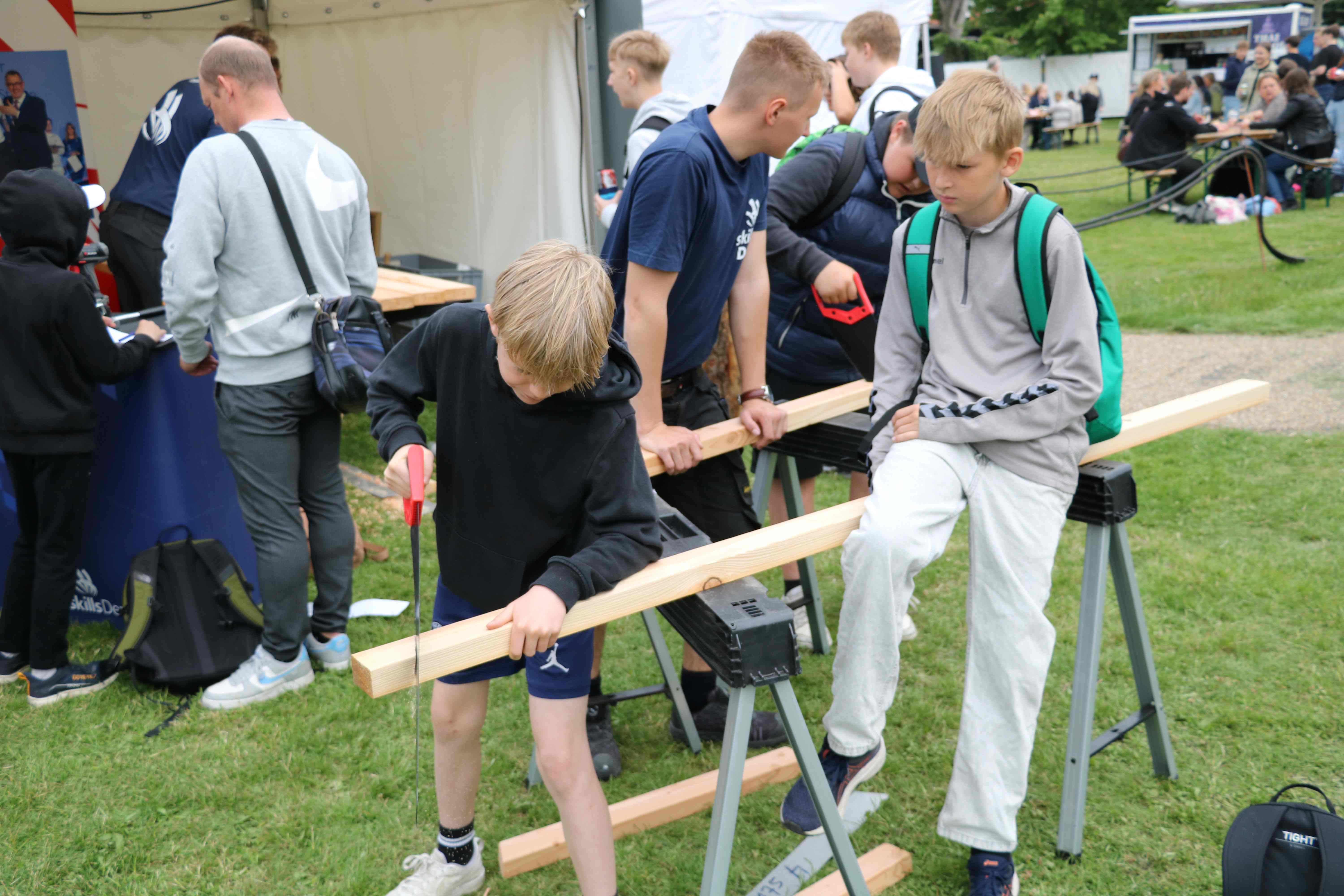 Der var stor interesse blandt de unge for håndværksfagene, da der var Verdens Vildeste Brobyggere sidste år. Foto: John Ringstrøm