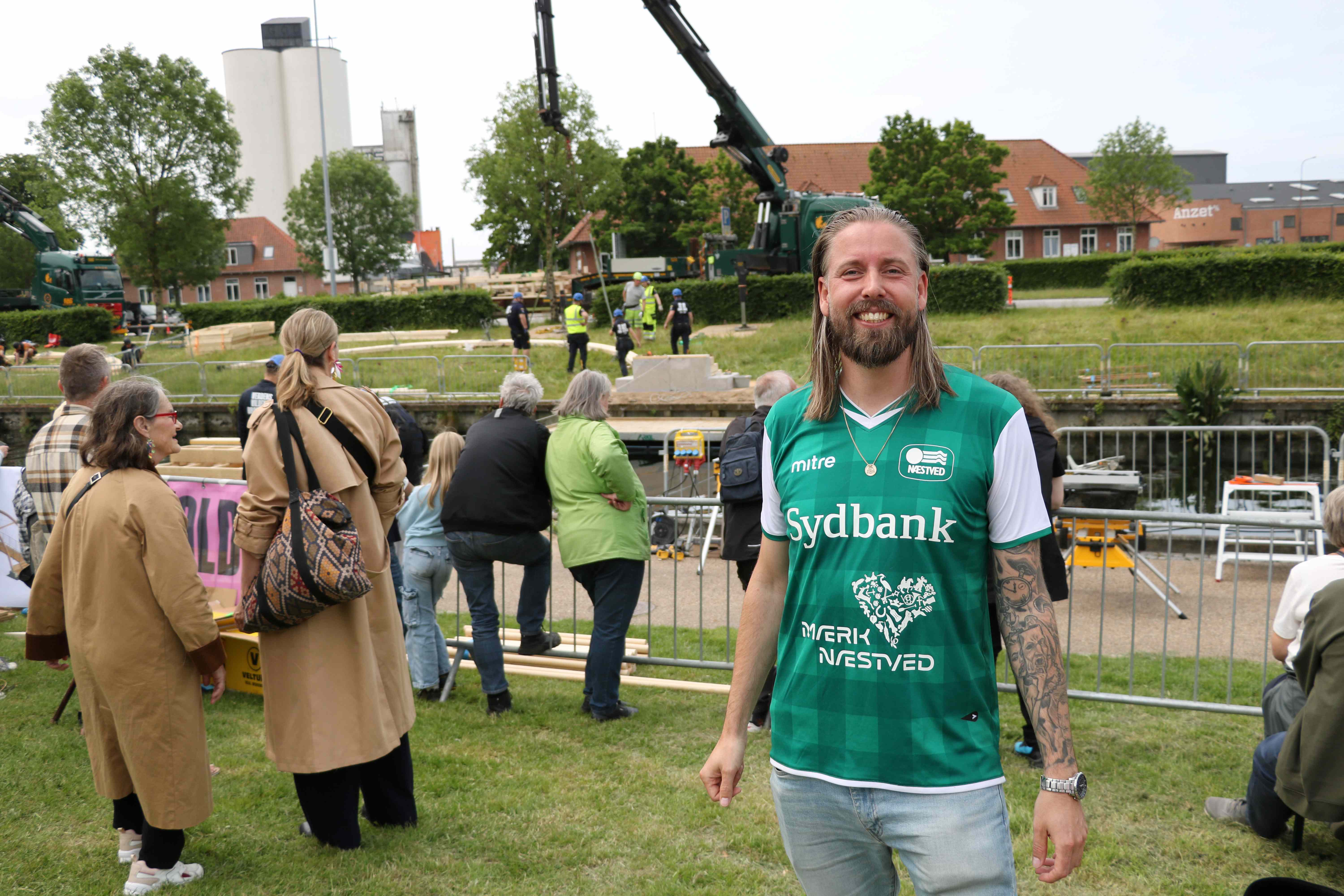 Anders Nielsen er gammel Næstved-dreng og det viser han blandt andet ved at trække i en gammel Næstved-fodboldtrøje. Foto: John Ringstrøm