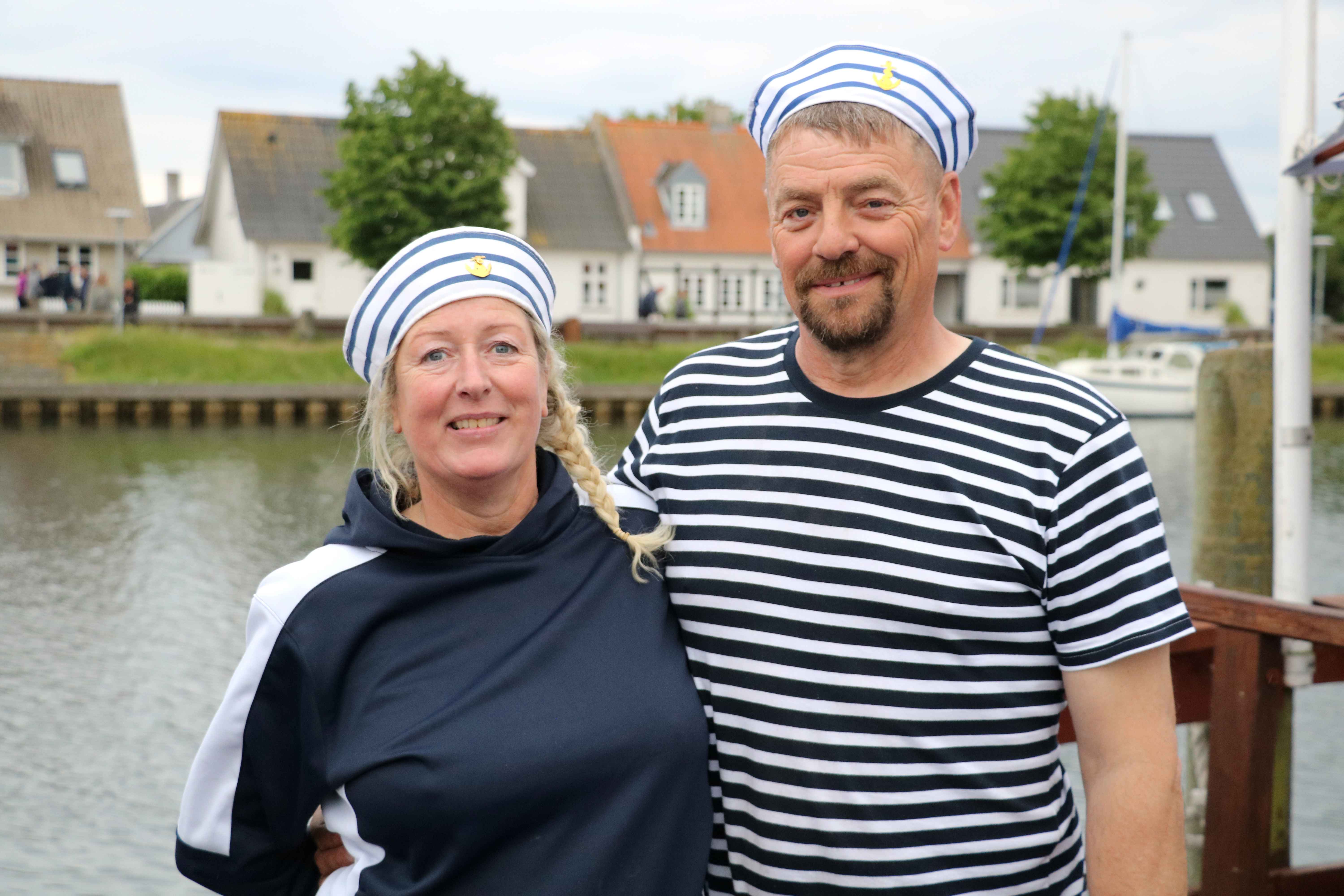Hr. og Fru Fisk alias Søren og Bettina Henriksen gjorde honnør og viftede med flag, da Georg Stage sejlede forbi deres restaurant. Foto: John Ringstrøm