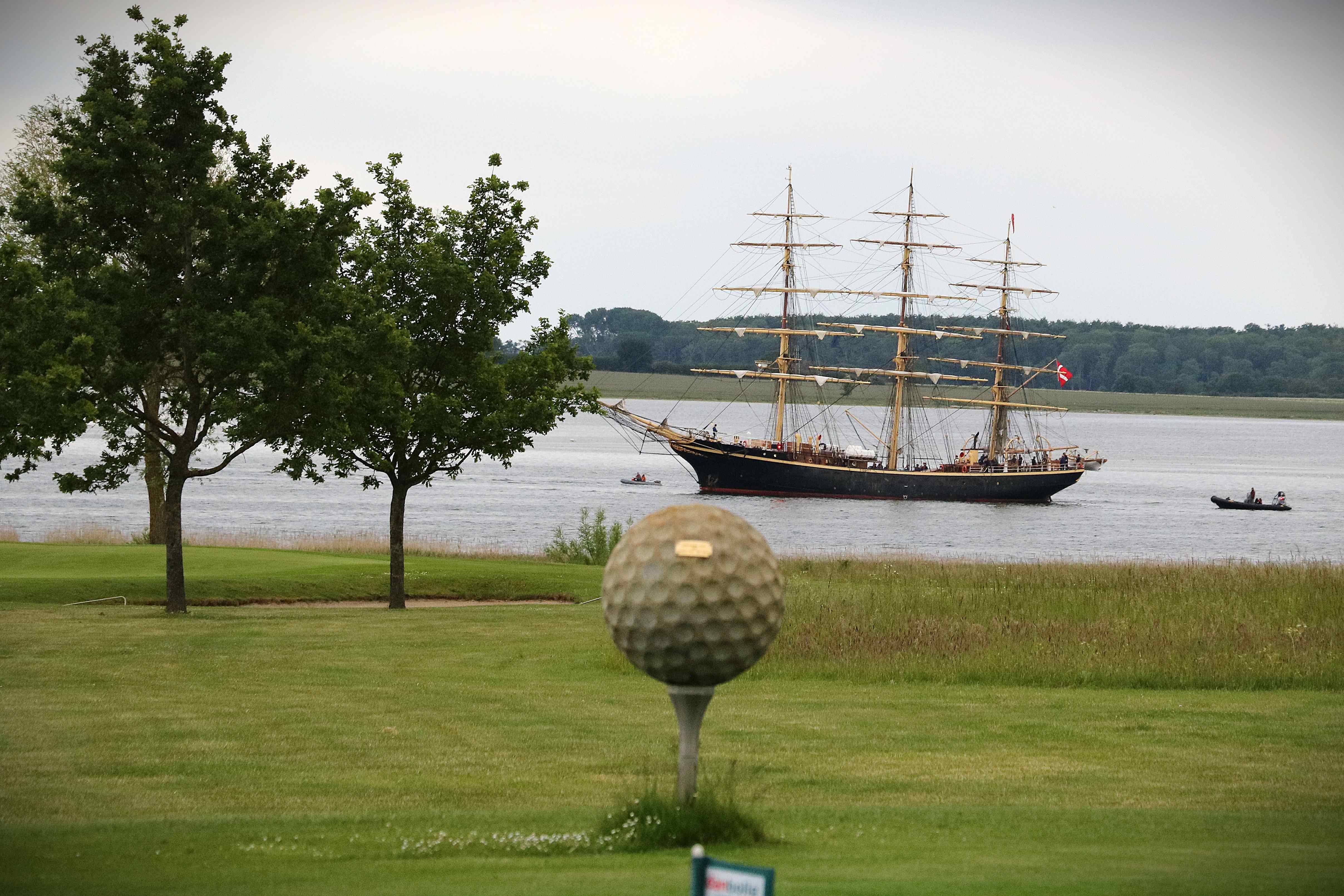 Den tre-mastede skonnert Georg Stage vuggede smukt ud for Næstved Golfklub torsdag aften, hvor den havde kurs mod Næstved Havn. Foto: John Ringstrøm