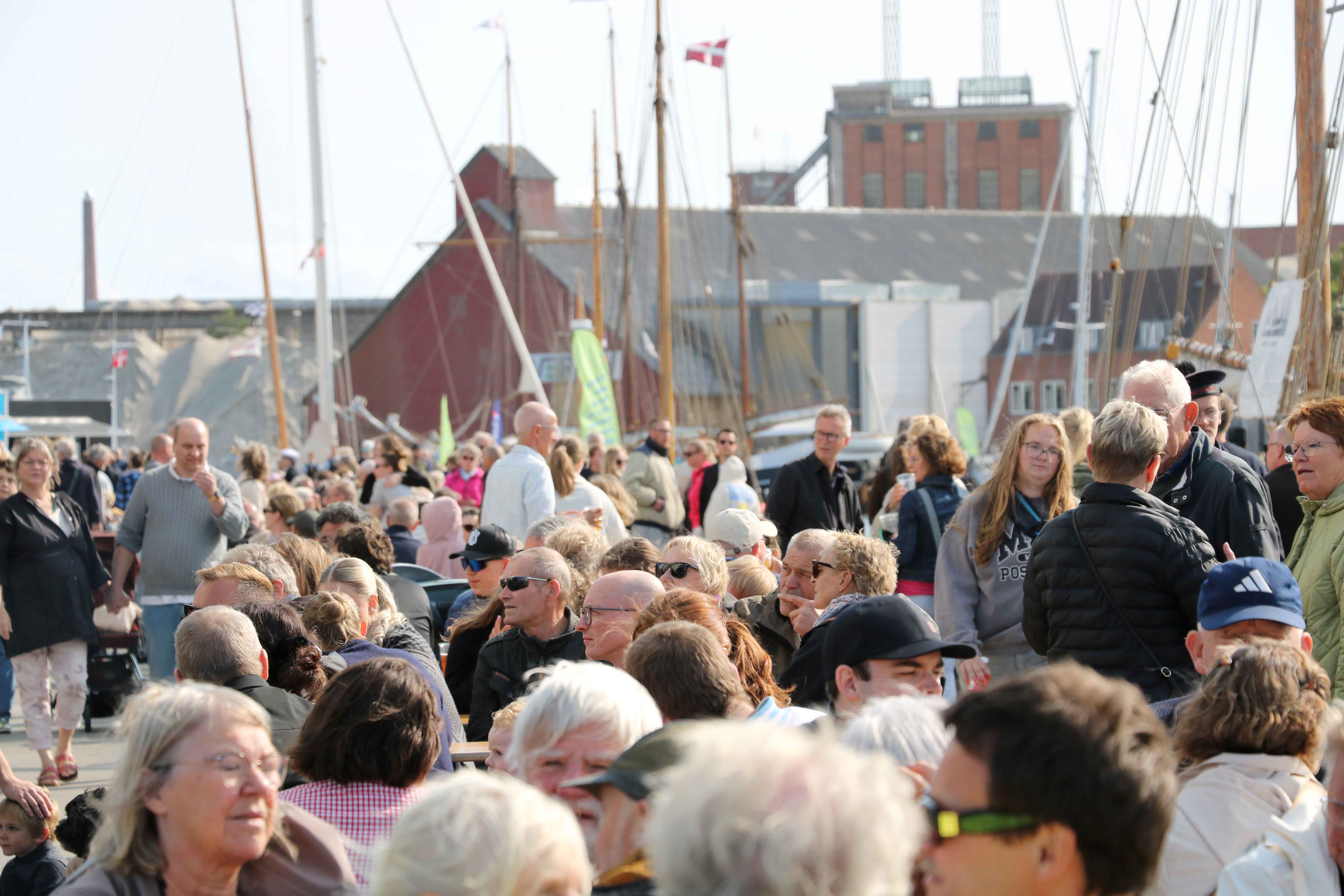 Masser af mennesker fandt vej til Træskibsfestivalen fredag. Foto: John Ringstrøm