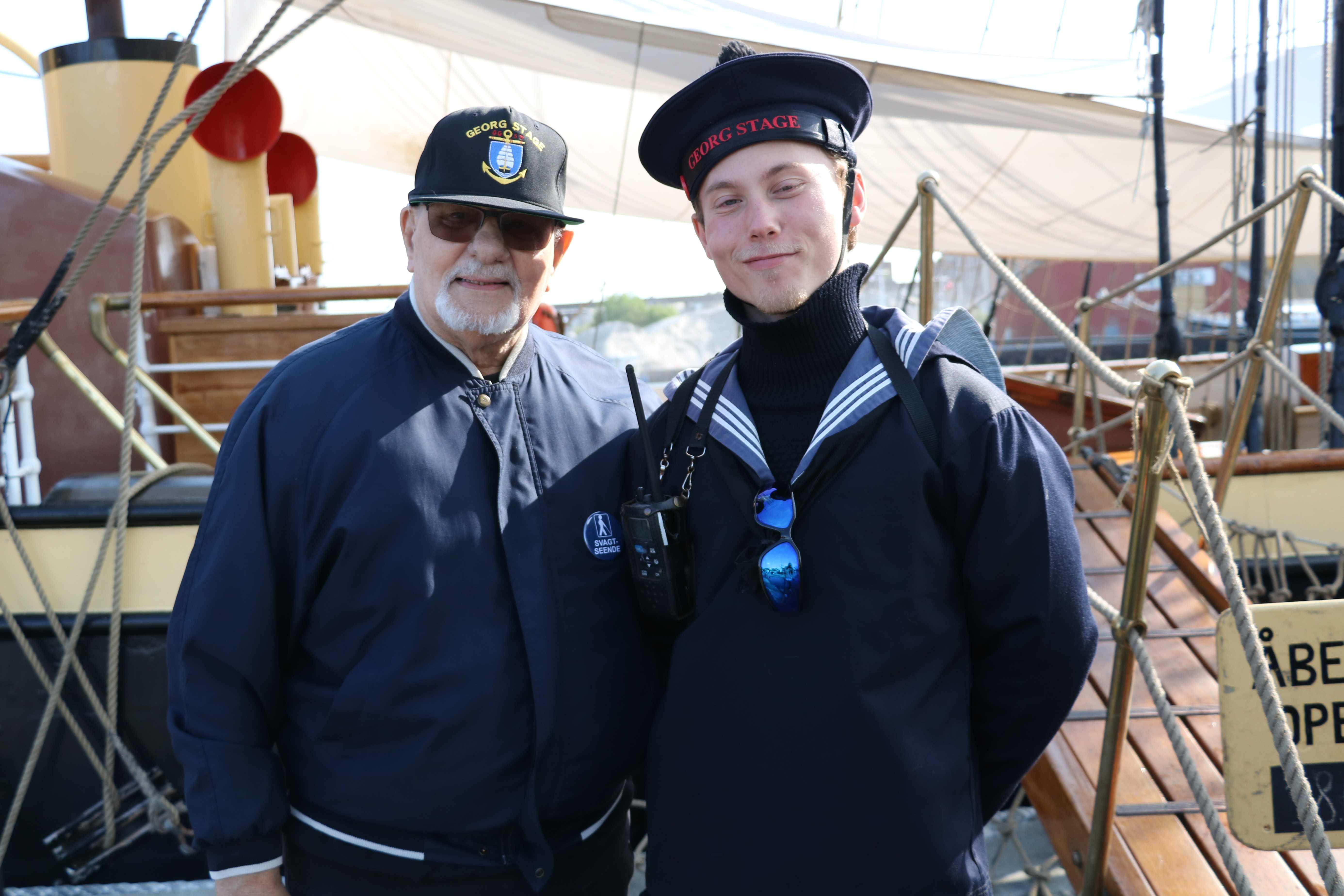 Peer Hansen (t.v.) og Magnus Haubye har det tilfælles, at de begge har sejlet med Georg Stage. Foto: John Ringstrøm
