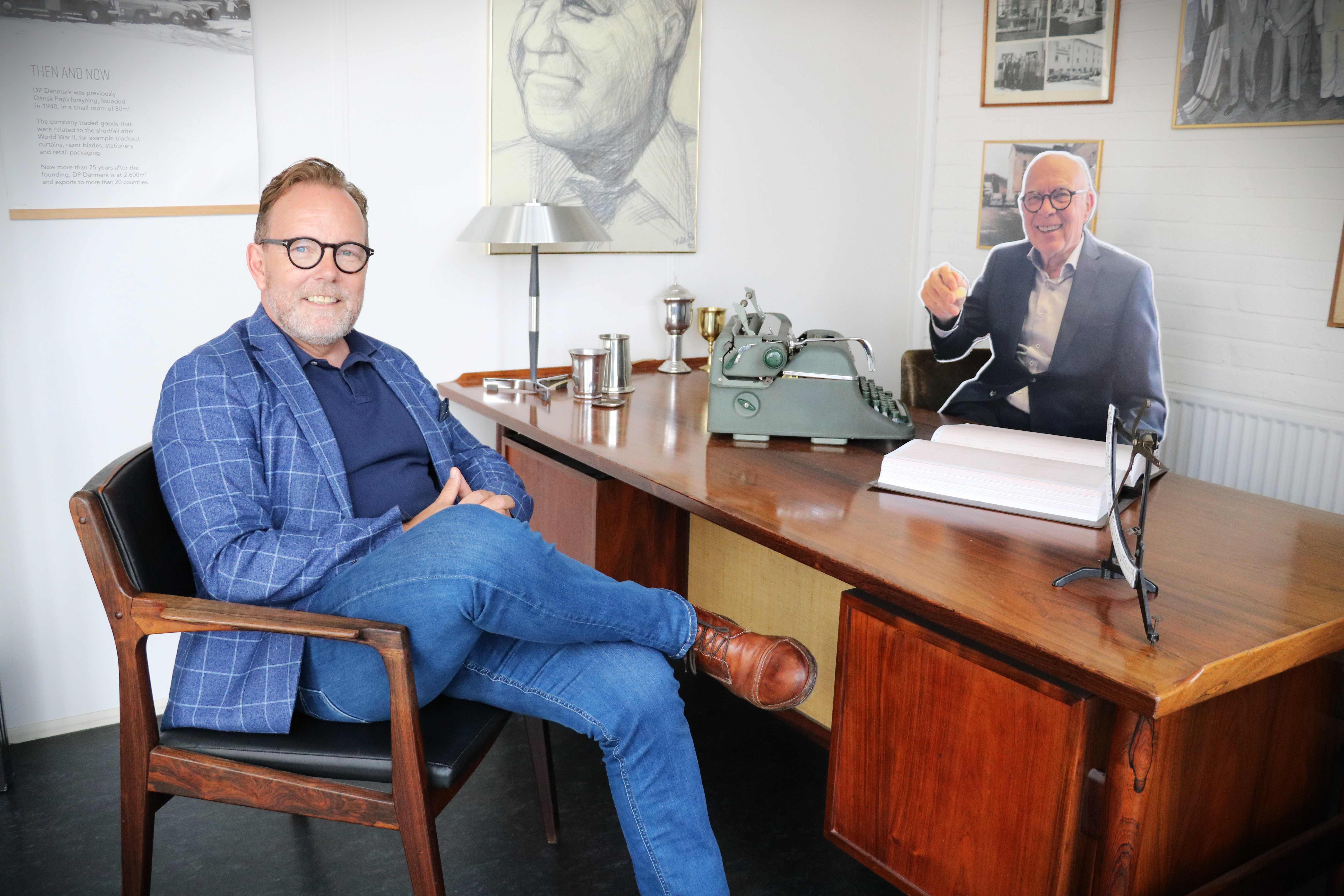 For bare fem måneder siden døde Henrik Gerner Larsen, men den tidligere direktør tager stadig imod, når både stedsønnen Thomas Dalsgaard og gæster kommer ind af døren. Foto: John Ringstrøm
