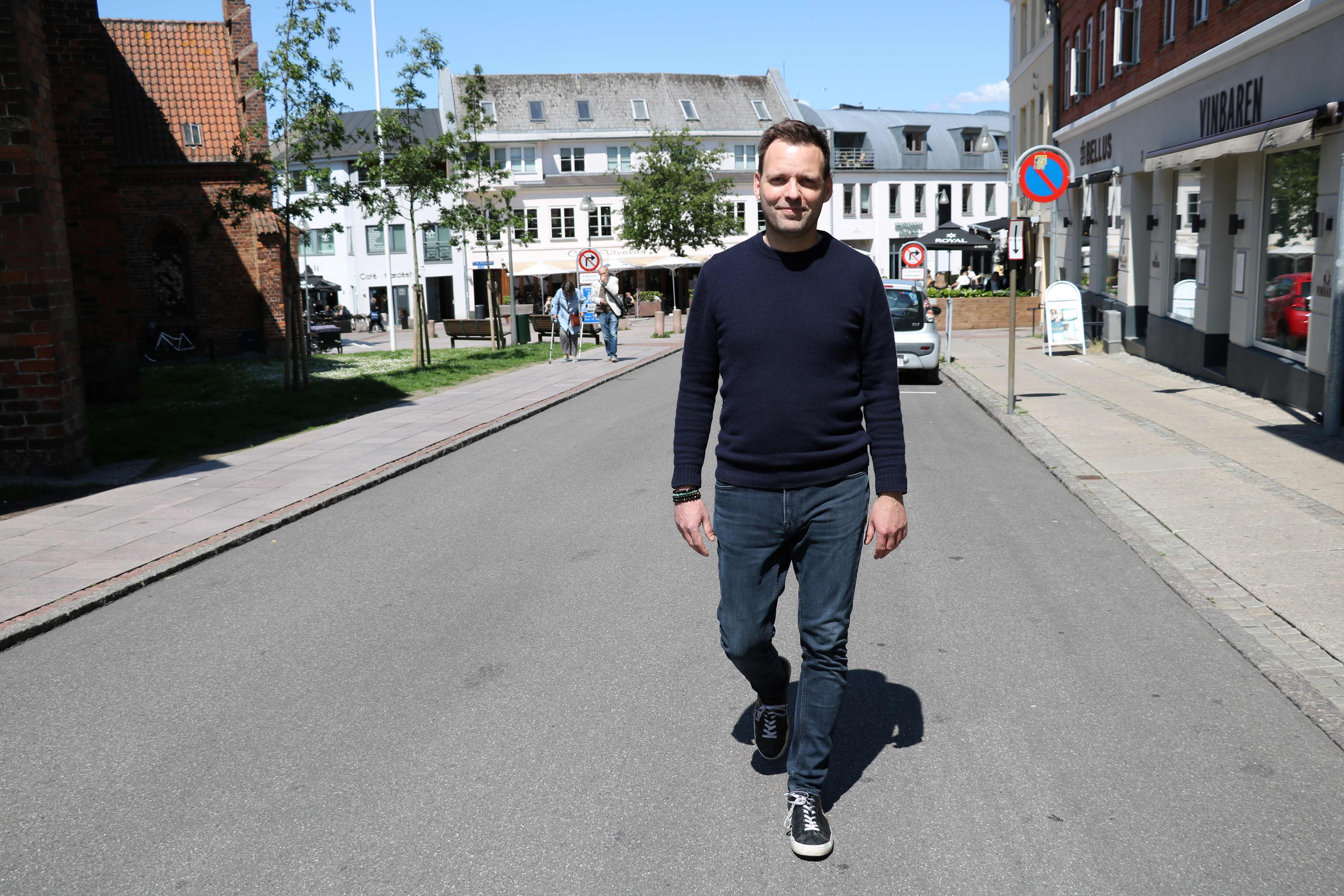Pianisten Martin Valsted i sin "anden" hjemby, hvor vi møder ham til en snak om hans nye album "Homecoming". Foto: John Ringstrøm 