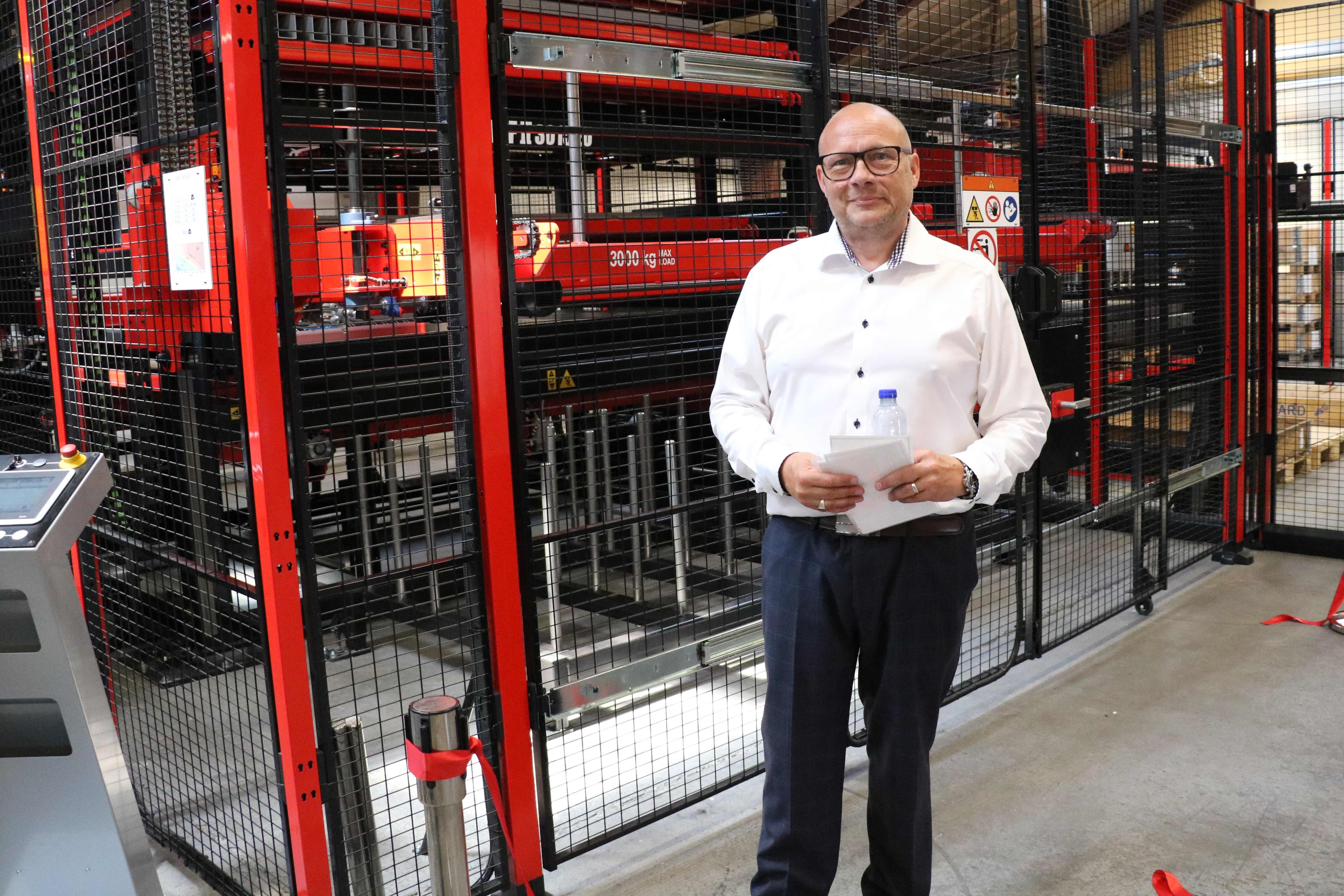 Produktionschef hos Ropox, Jan Buk Mortensen, foran den gigantiske laserpladeskærer Amada. Foto: John Ringstrøm