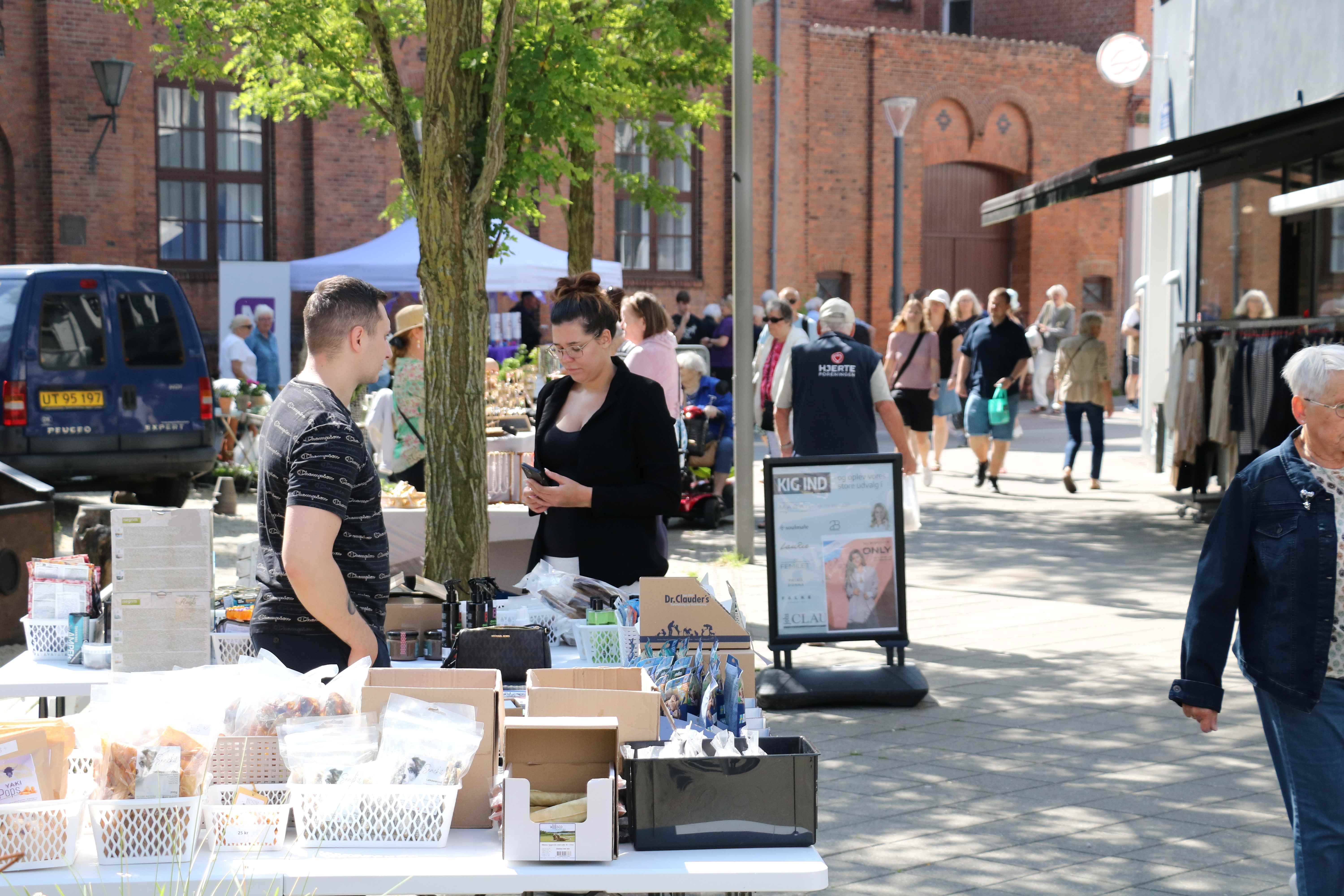 Når der er markedsdage, sker der noget på begge sider af gågaderne i bymidten. Foto: John Ringstrøm