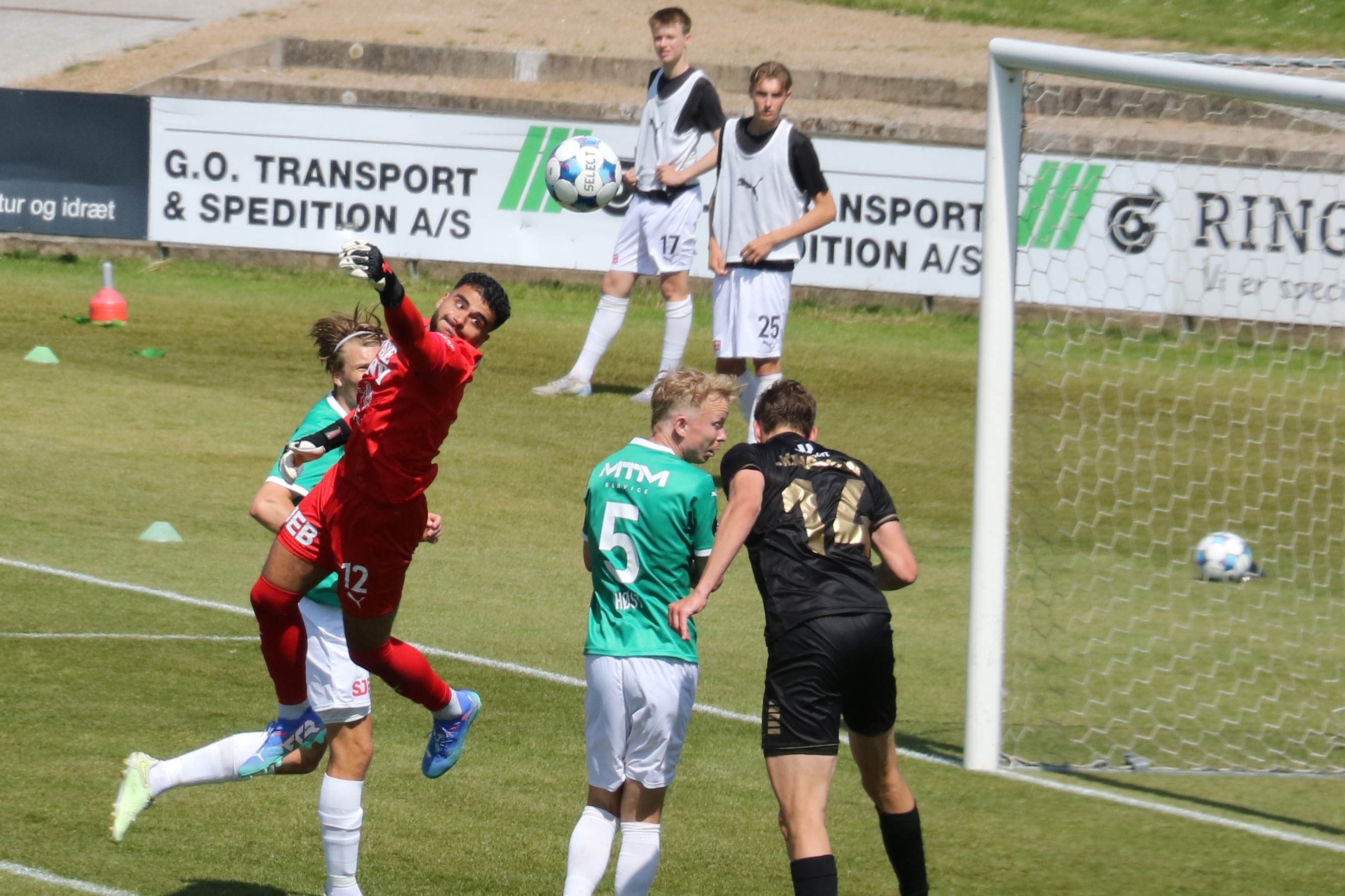 Næstveds målmand Jonas El-Beltagi i aktion under sæsonens sidste kamp mod AB. Foto: John Ringstrøm
