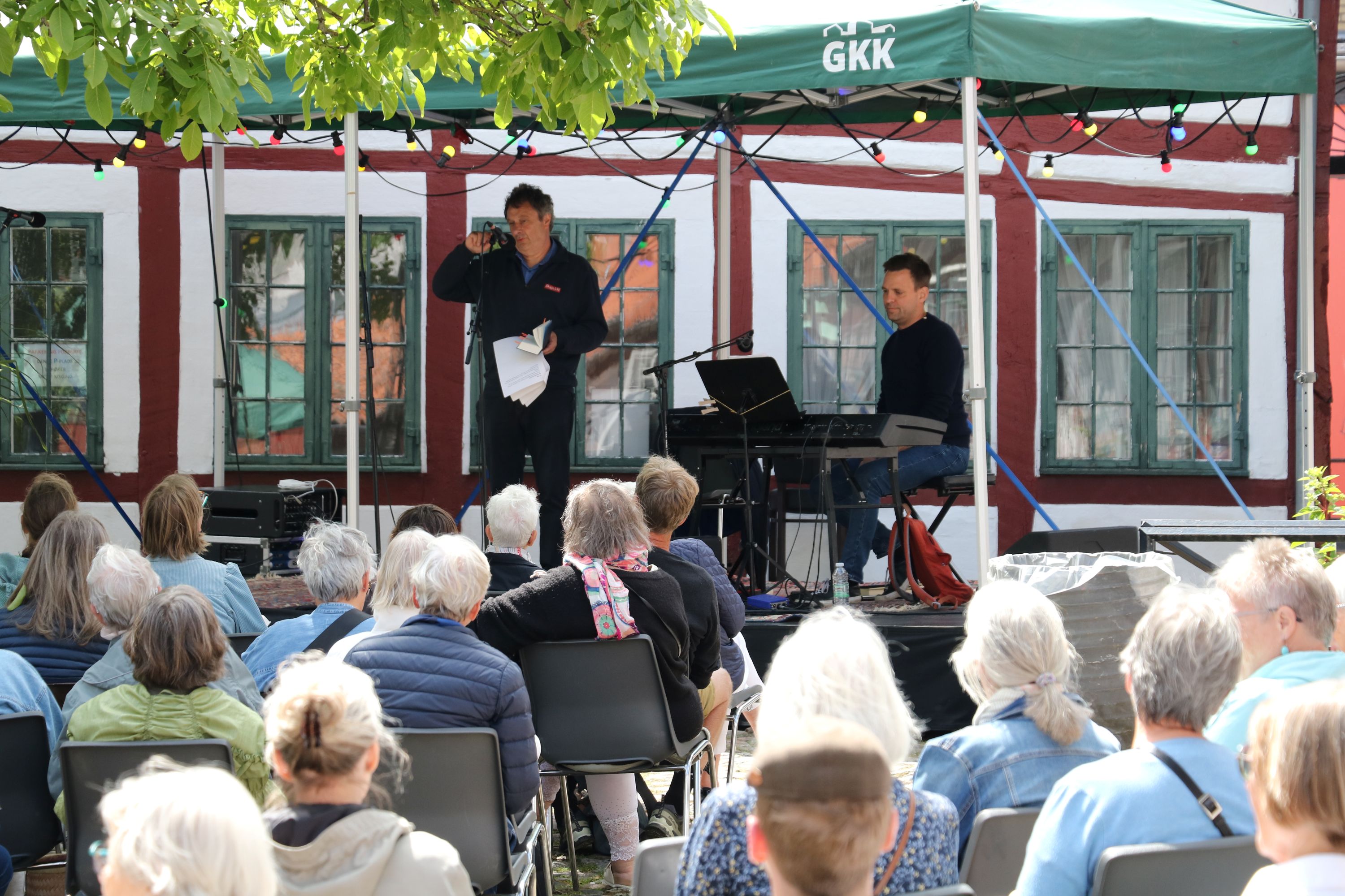 Boghandler Søren Lange på scenen med pianist Martin Valsted. Foto: John Ringstrøm