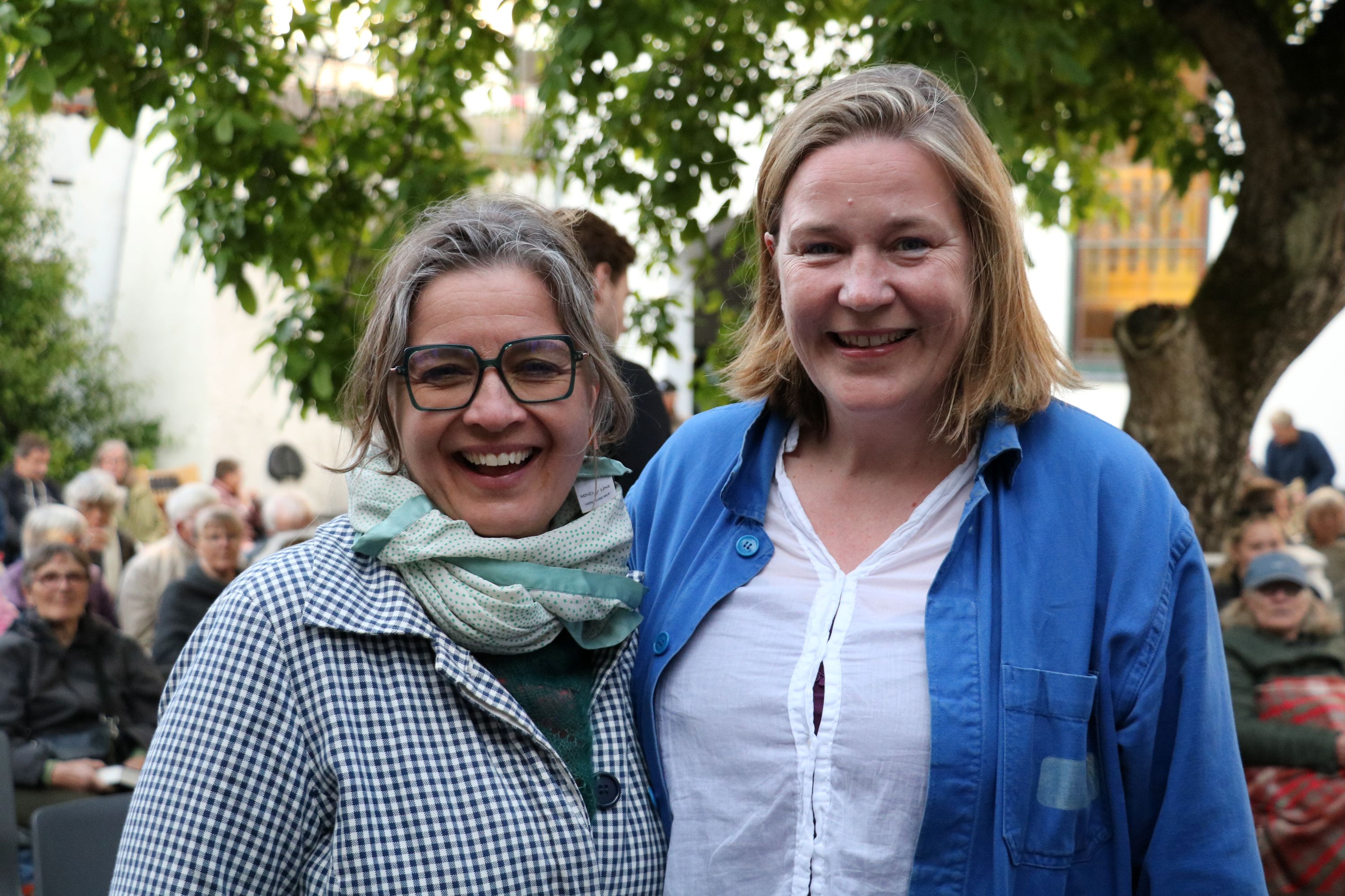 Initiativtagerne til Årets Længste Sang, Ulla Britt Simonsen (t.v.) og Hanne Heunicke, var beærede over den store opbakning. Foto: John Ringstrøm