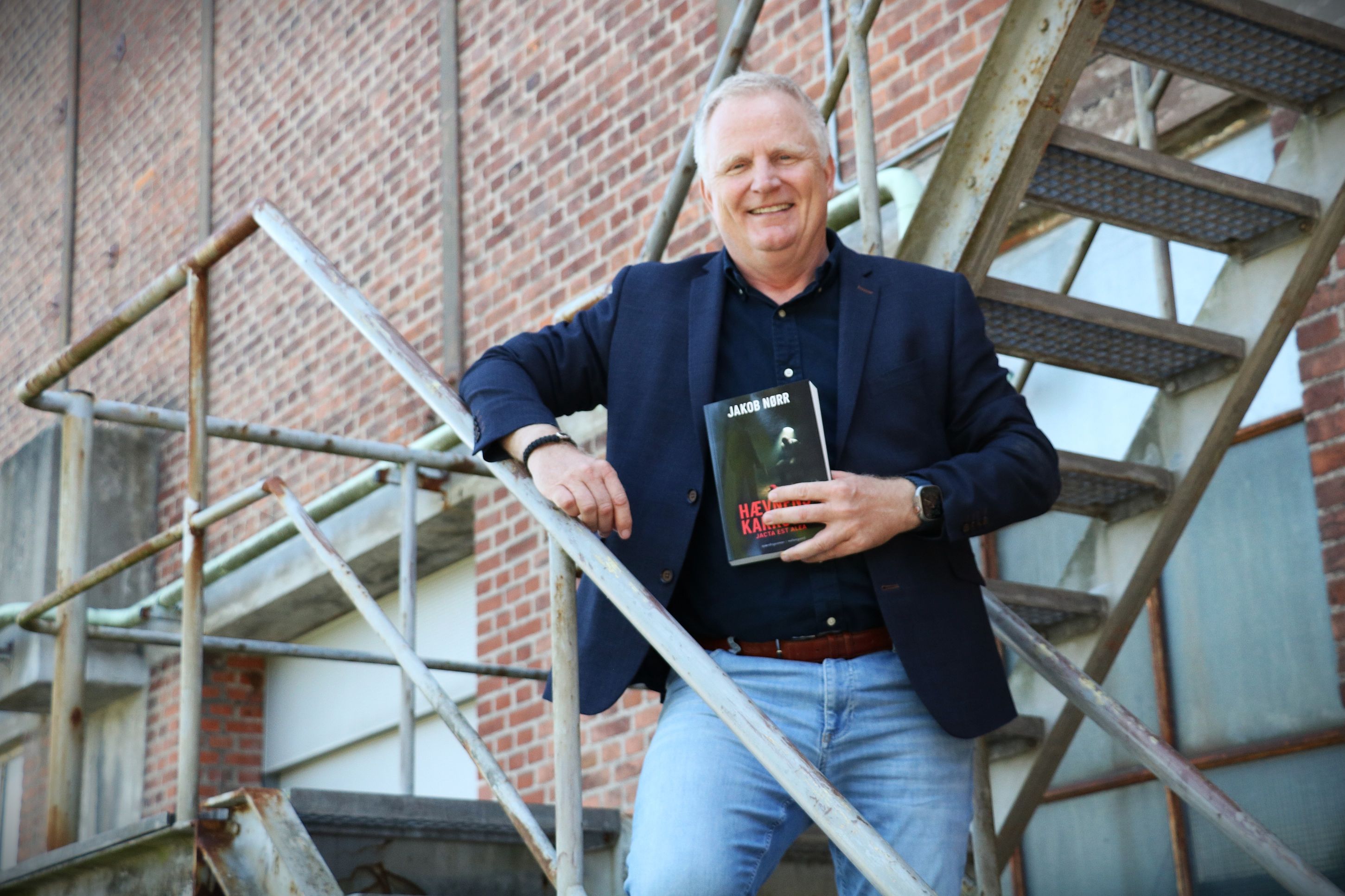 Jakob Nørr med sin nyeste bog Hævnens Karussel. Foto: John Ringstrøm