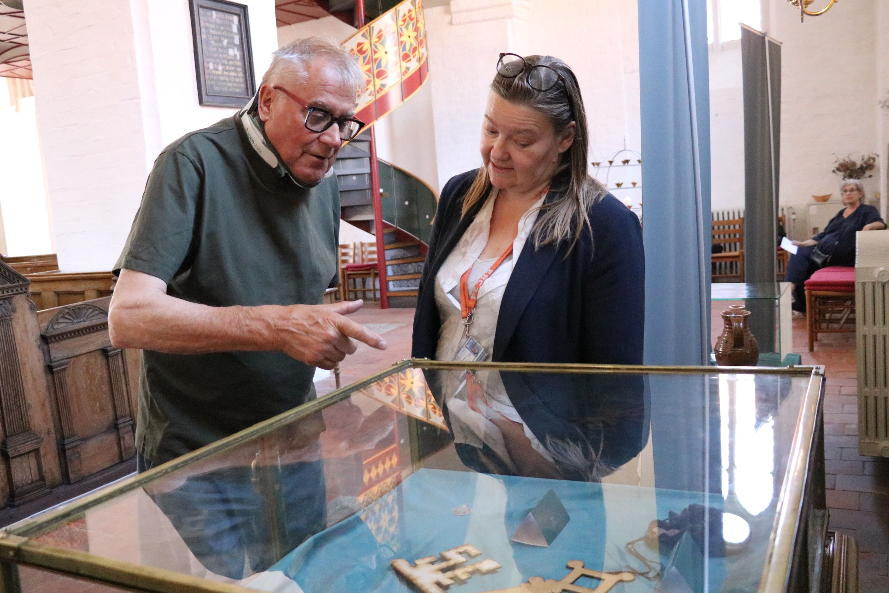 Festivalleder Klaus Eusebius Jakobsen og museumsinspektør Rikke Ruhe betragter klædeplomben. Foto: John Ringstrøm