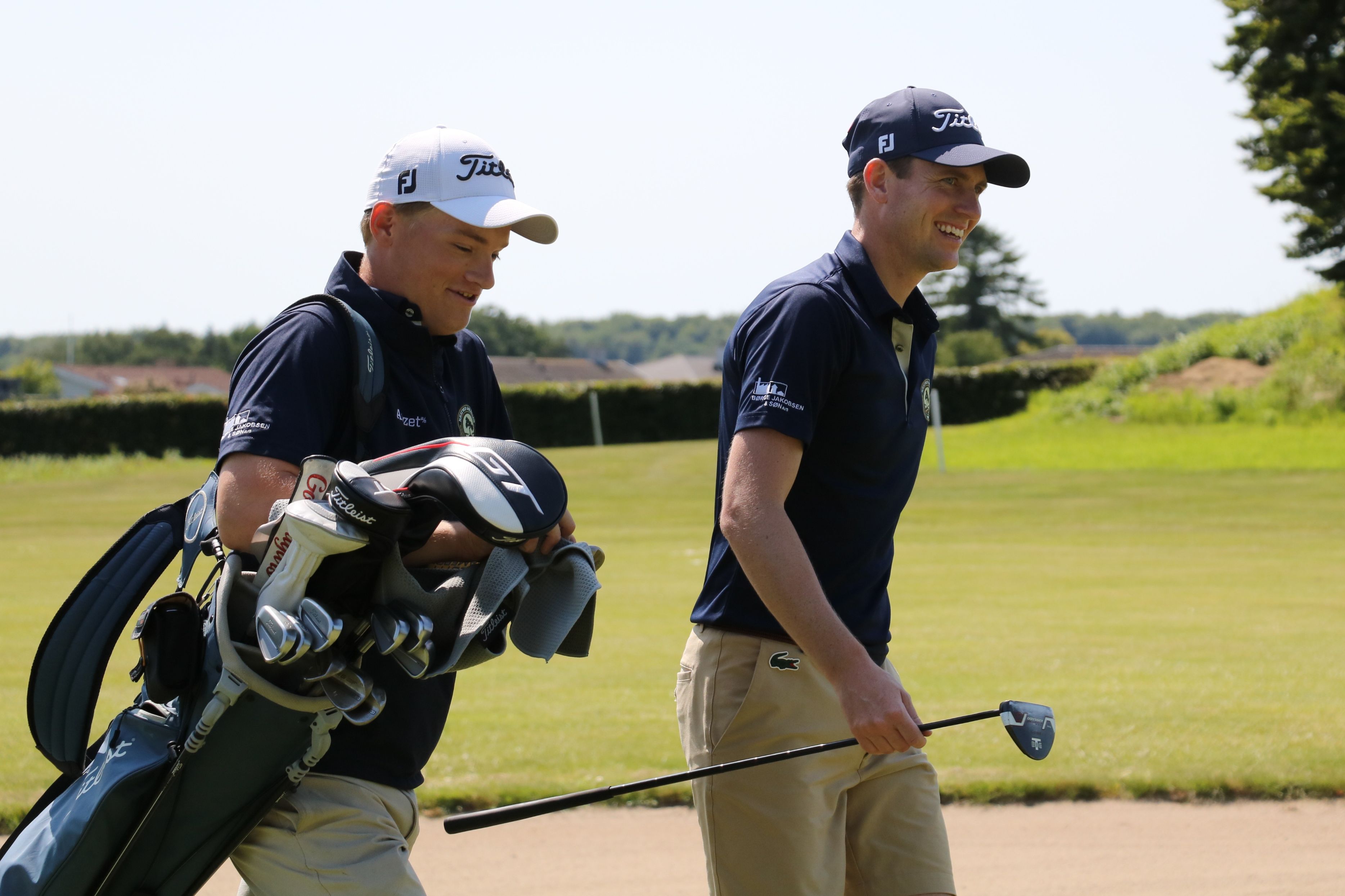 Alexander Frances (th) vandt begge sine singler i weekenden, mens Matti Olsen (der her går caddie) var med i foursome, hvor han både delte en og vandt en. Foto: John Ringstrøm