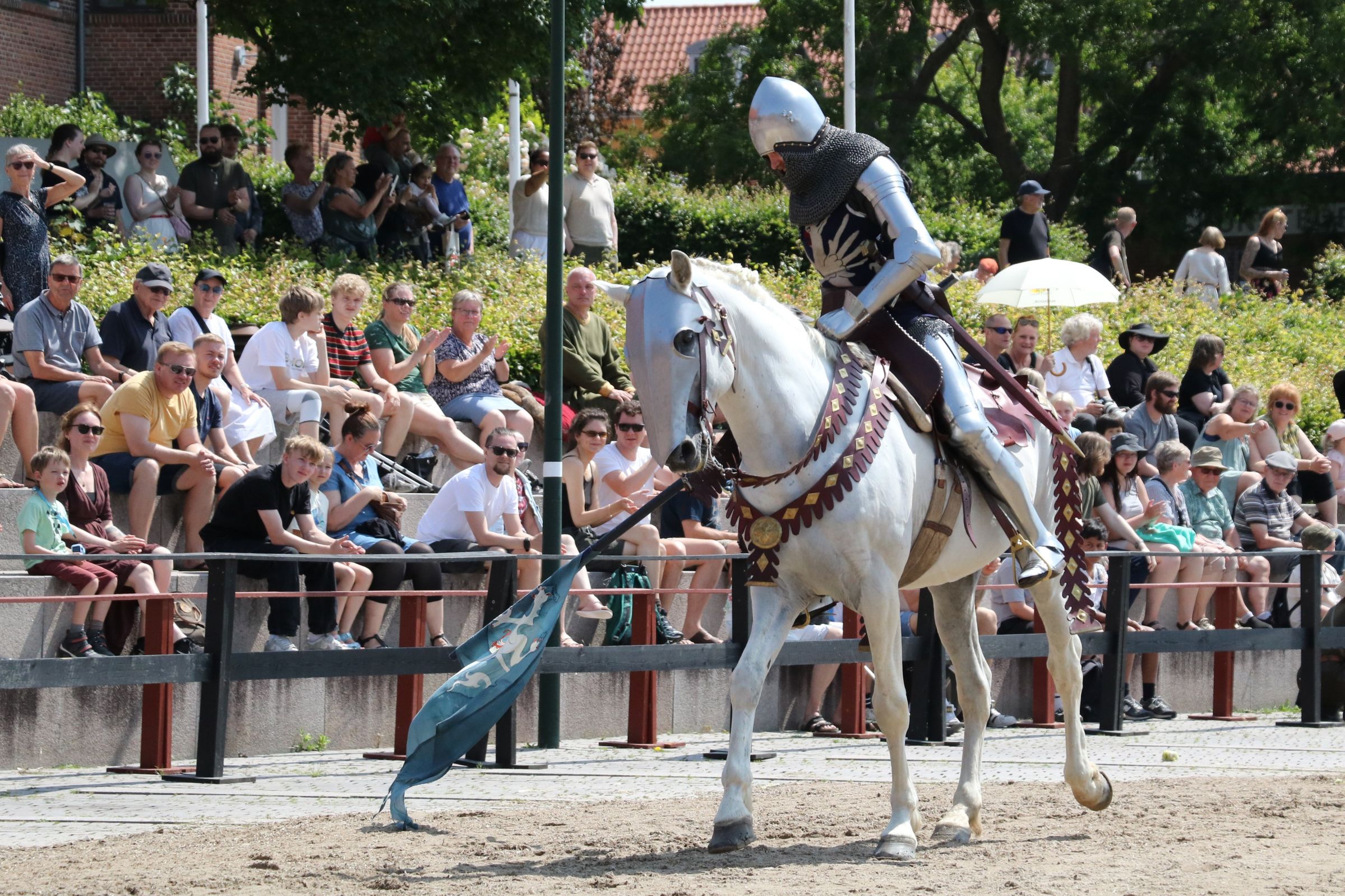 Den noble ridder og hest i rustning hilser på folket. Foto: John Ringstrøm